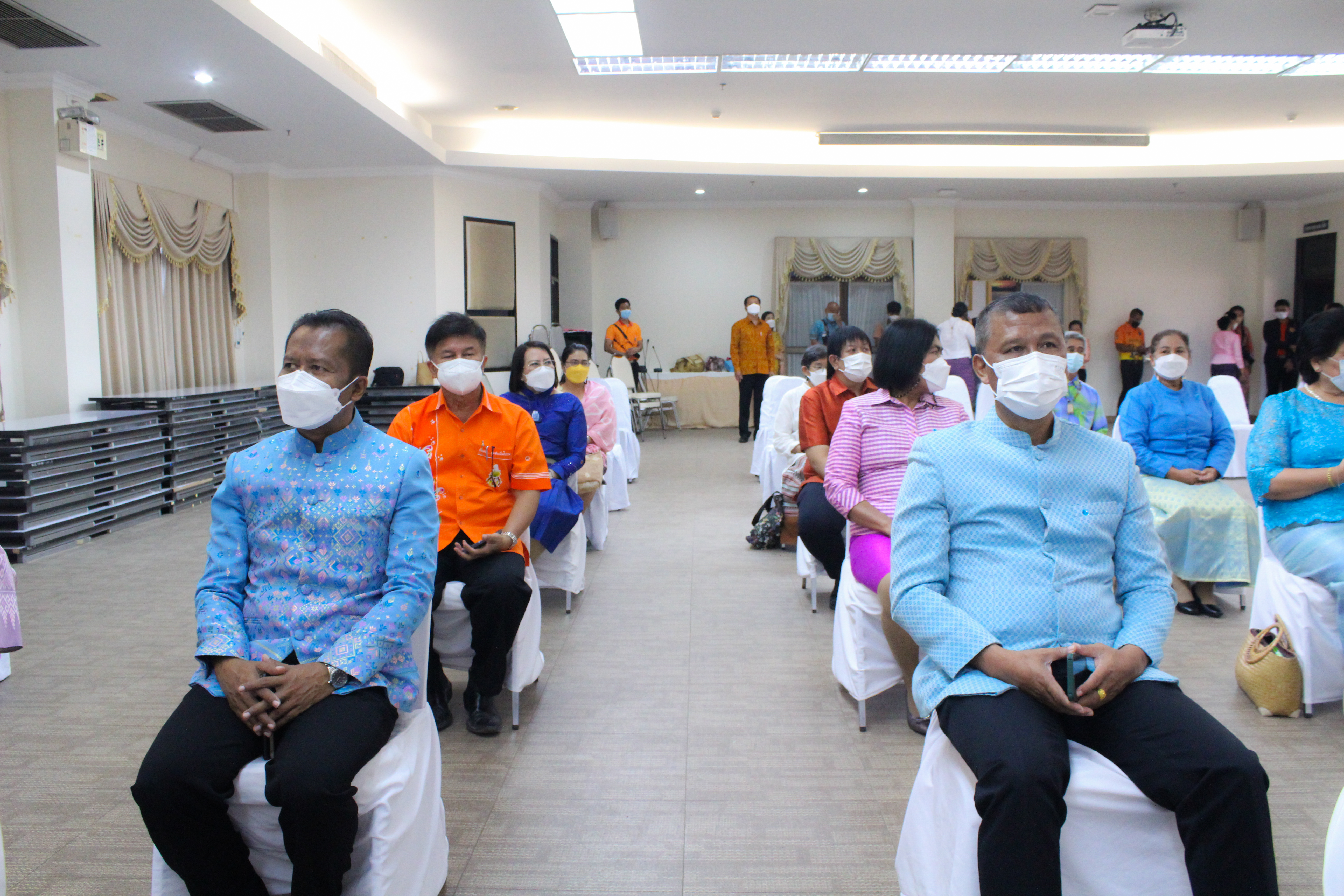 พช.สุราษฎร์ฯ ร่วมพิธีมอบผ้ายกราชวัตรโคม ลายผ้าอันเป็นอัตลักษณ์ประจำจังหวัดสุราษฎร์ธานี