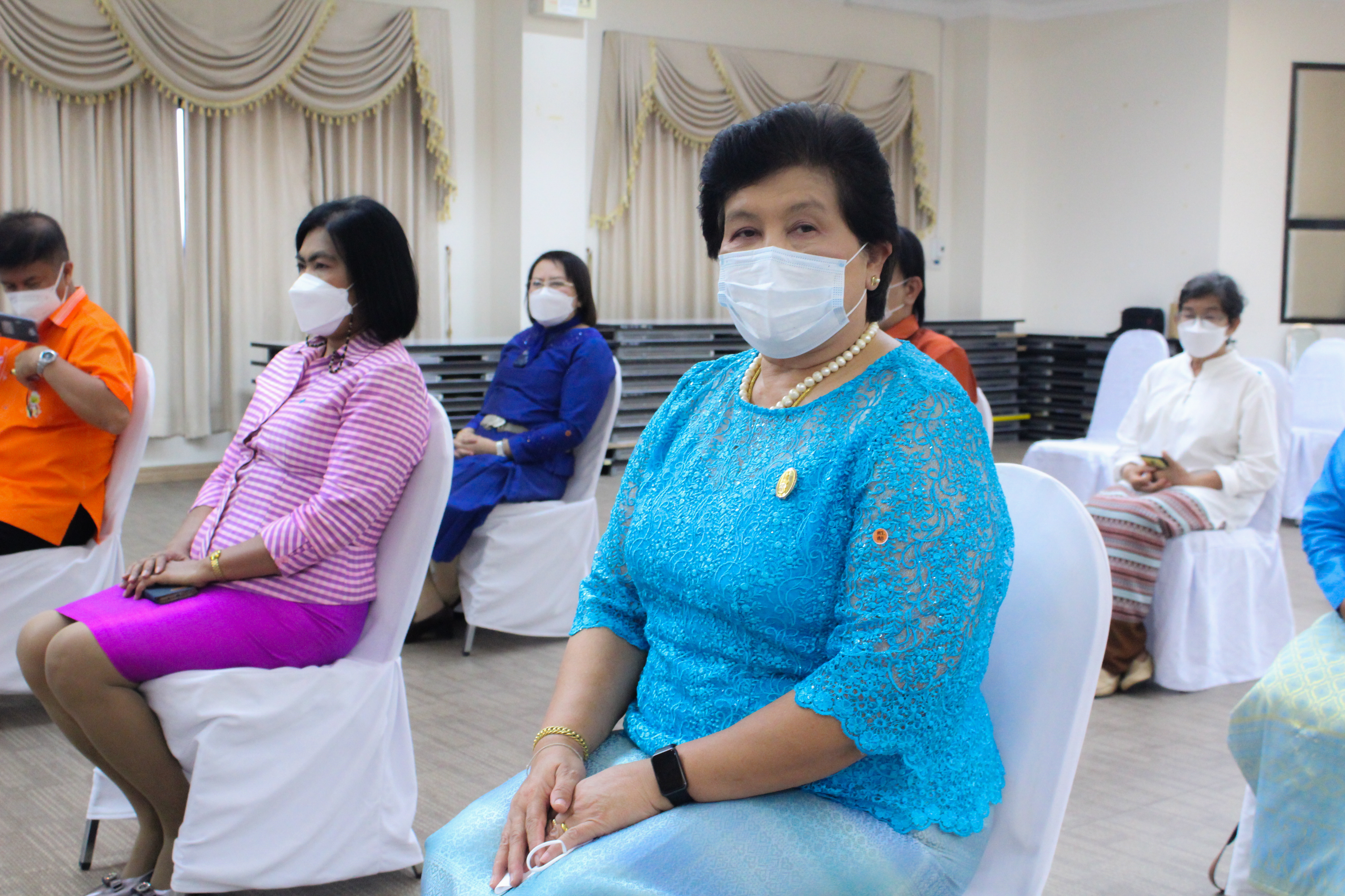 พช.สุราษฎร์ฯ ร่วมพิธีมอบผ้ายกราชวัตรโคม ลายผ้าอันเป็นอัตลักษณ์ประจำจังหวัดสุราษฎร์ธานี