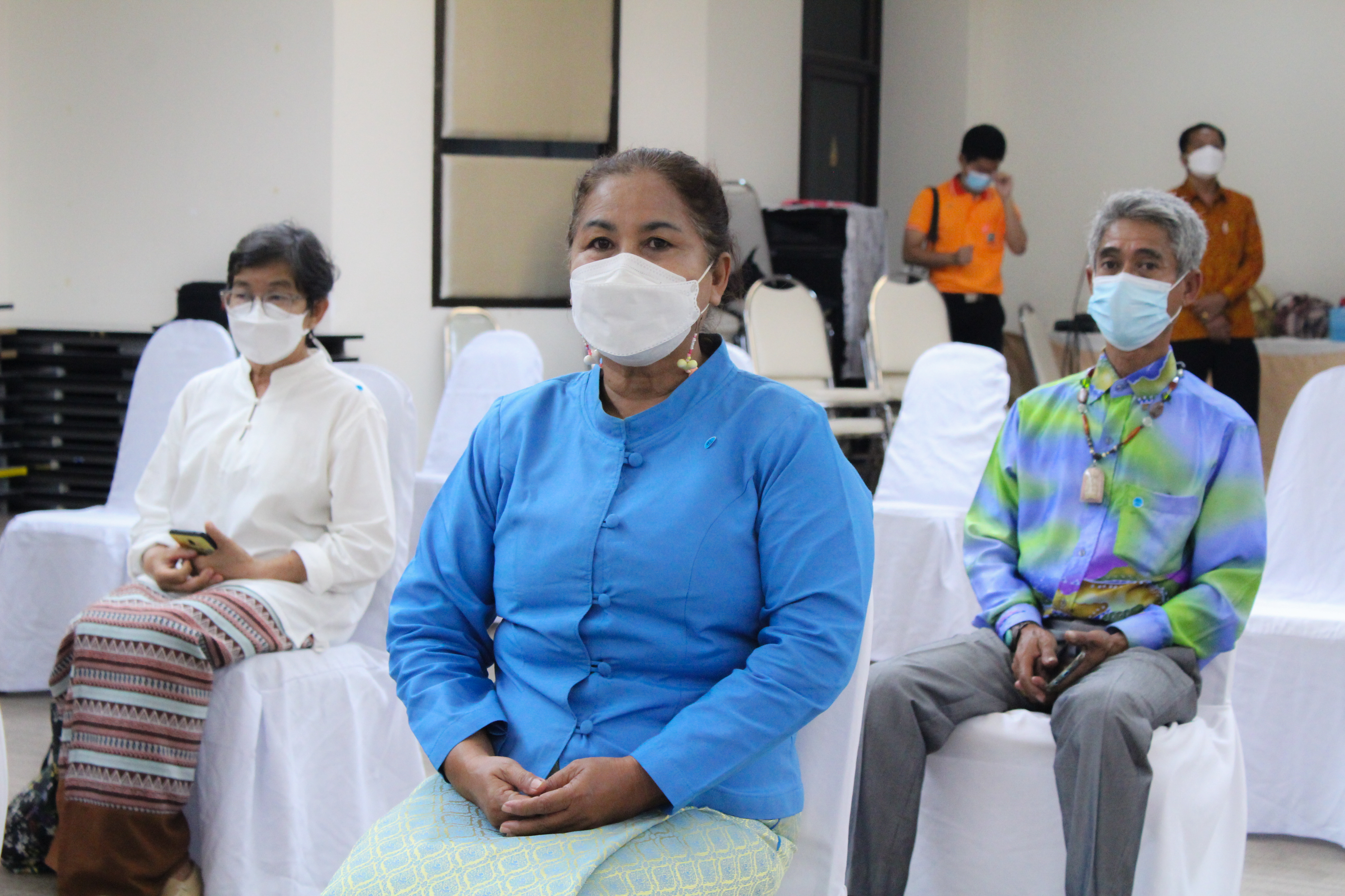 พช.สุราษฎร์ฯ ร่วมพิธีมอบผ้ายกราชวัตรโคม ลายผ้าอันเป็นอัตลักษณ์ประจำจังหวัดสุราษฎร์ธานี