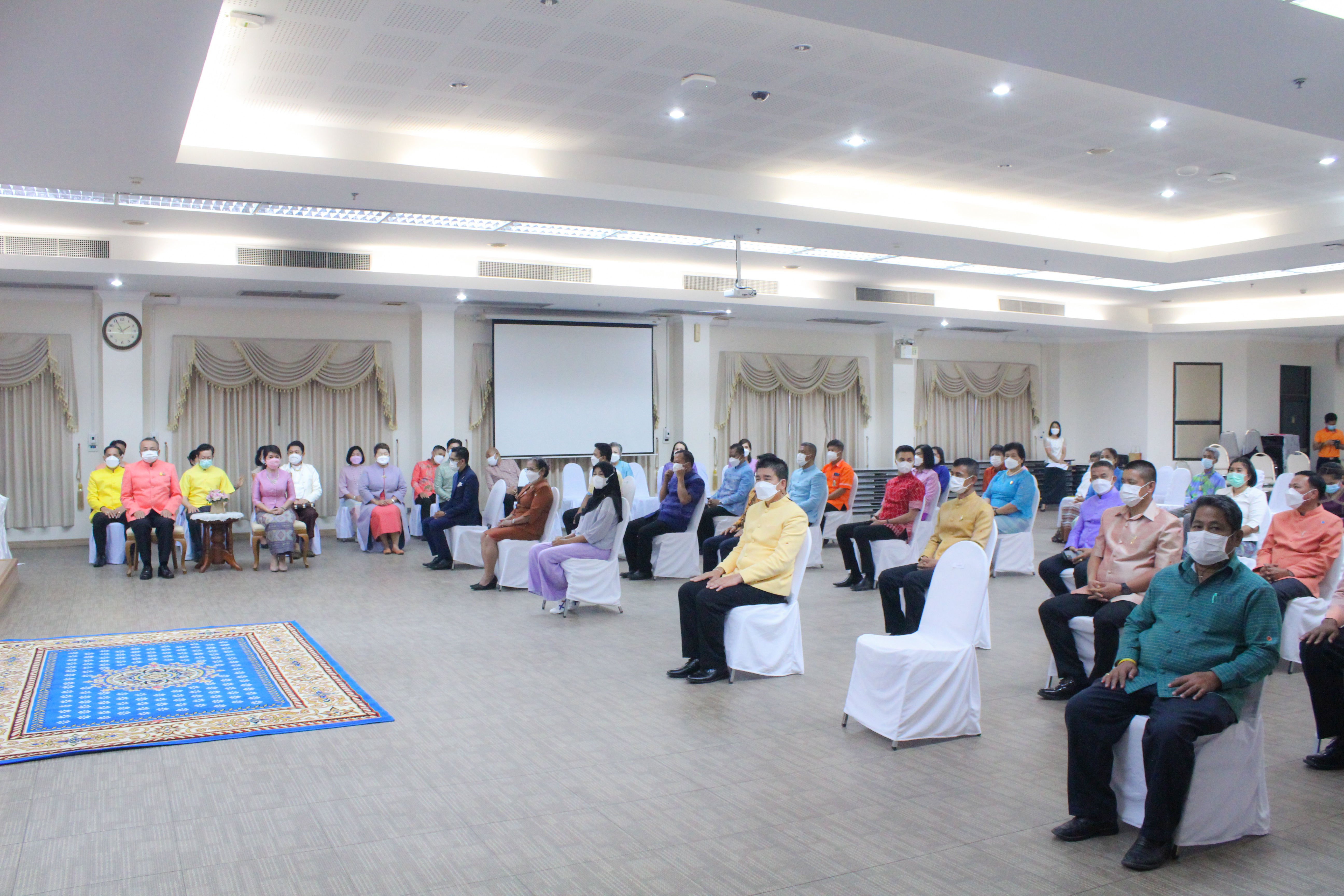 พช.สุราษฎร์ฯ ร่วมพิธีมอบผ้ายกราชวัตรโคม ลายผ้าอันเป็นอัตลักษณ์ประจำจังหวัดสุราษฎร์ธานี