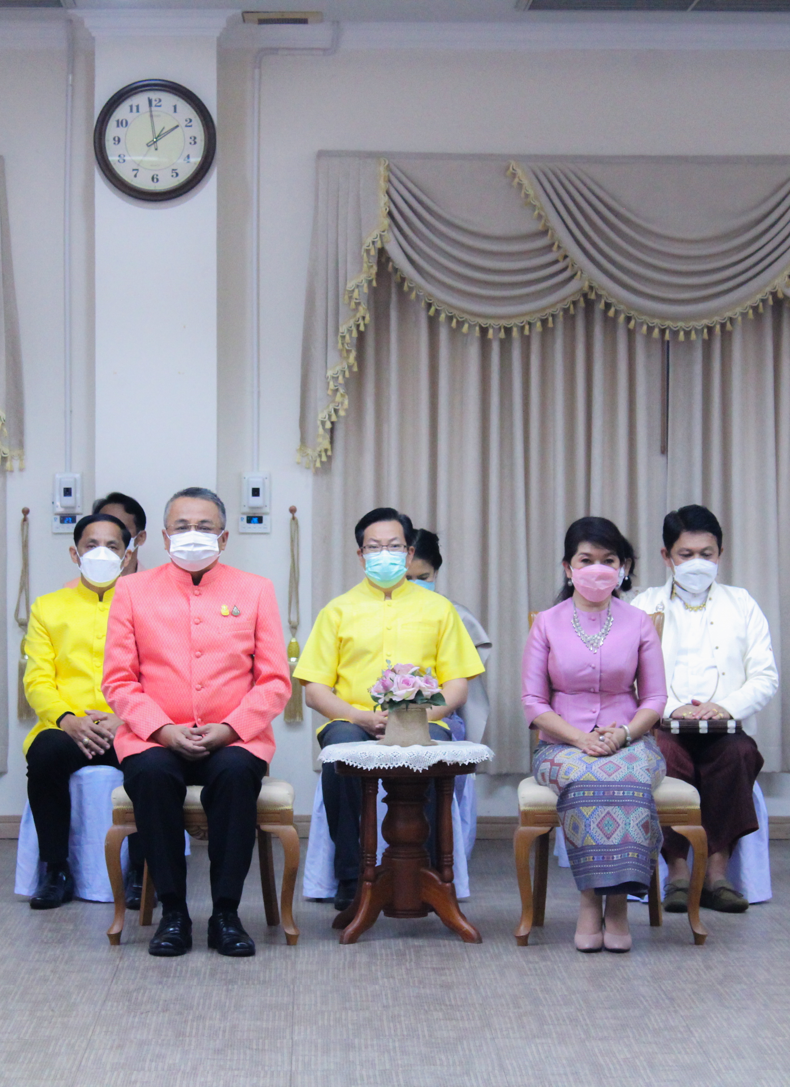 พช.สุราษฎร์ฯ ร่วมพิธีมอบผ้ายกราชวัตรโคม ลายผ้าอันเป็นอัตลักษณ์ประจำจังหวัดสุราษฎร์ธานี