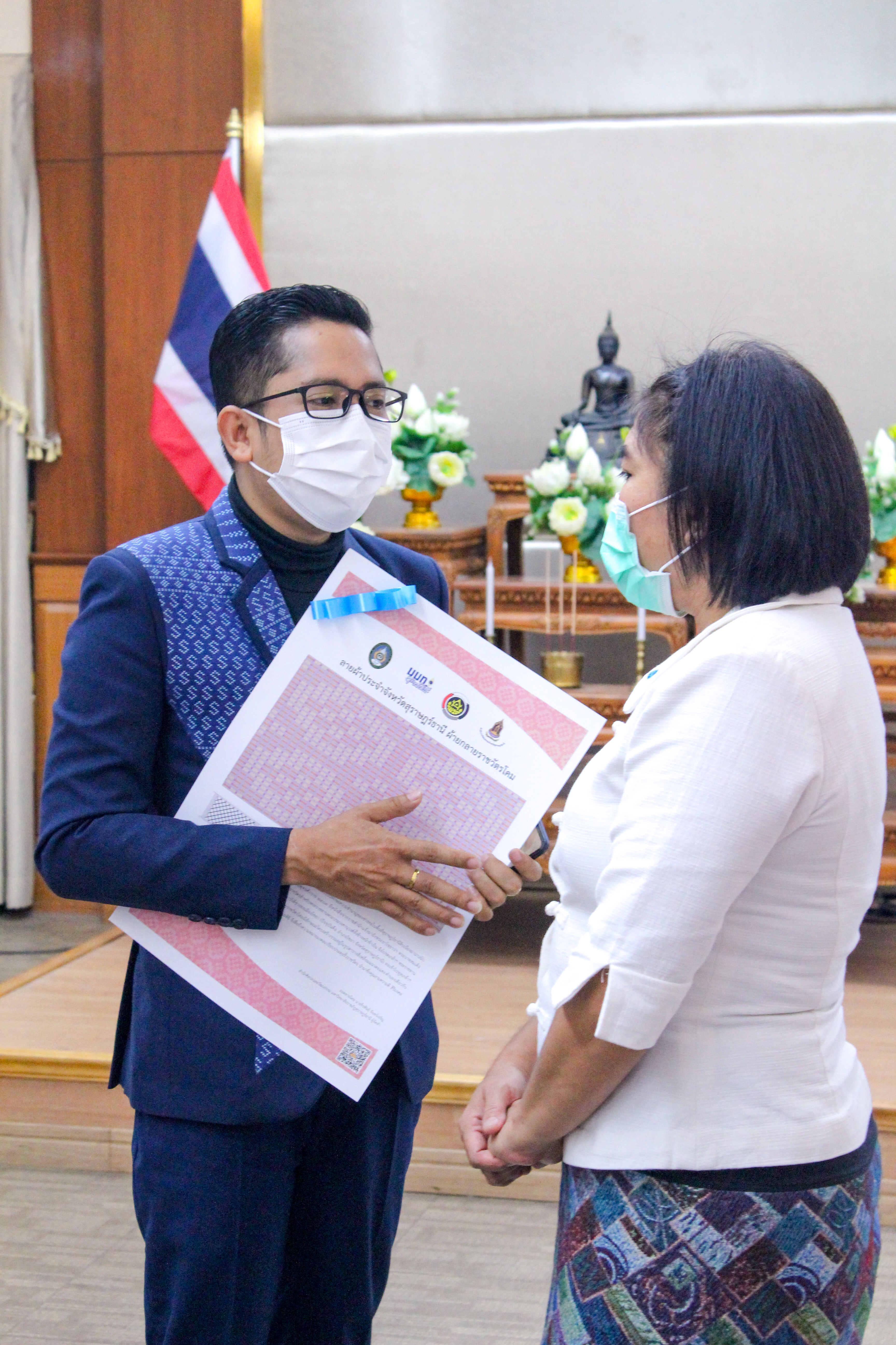 พช.สุราษฎร์ฯ ร่วมพิธีมอบผ้ายกราชวัตรโคม ลายผ้าอันเป็นอัตลักษณ์ประจำจังหวัดสุราษฎร์ธานี