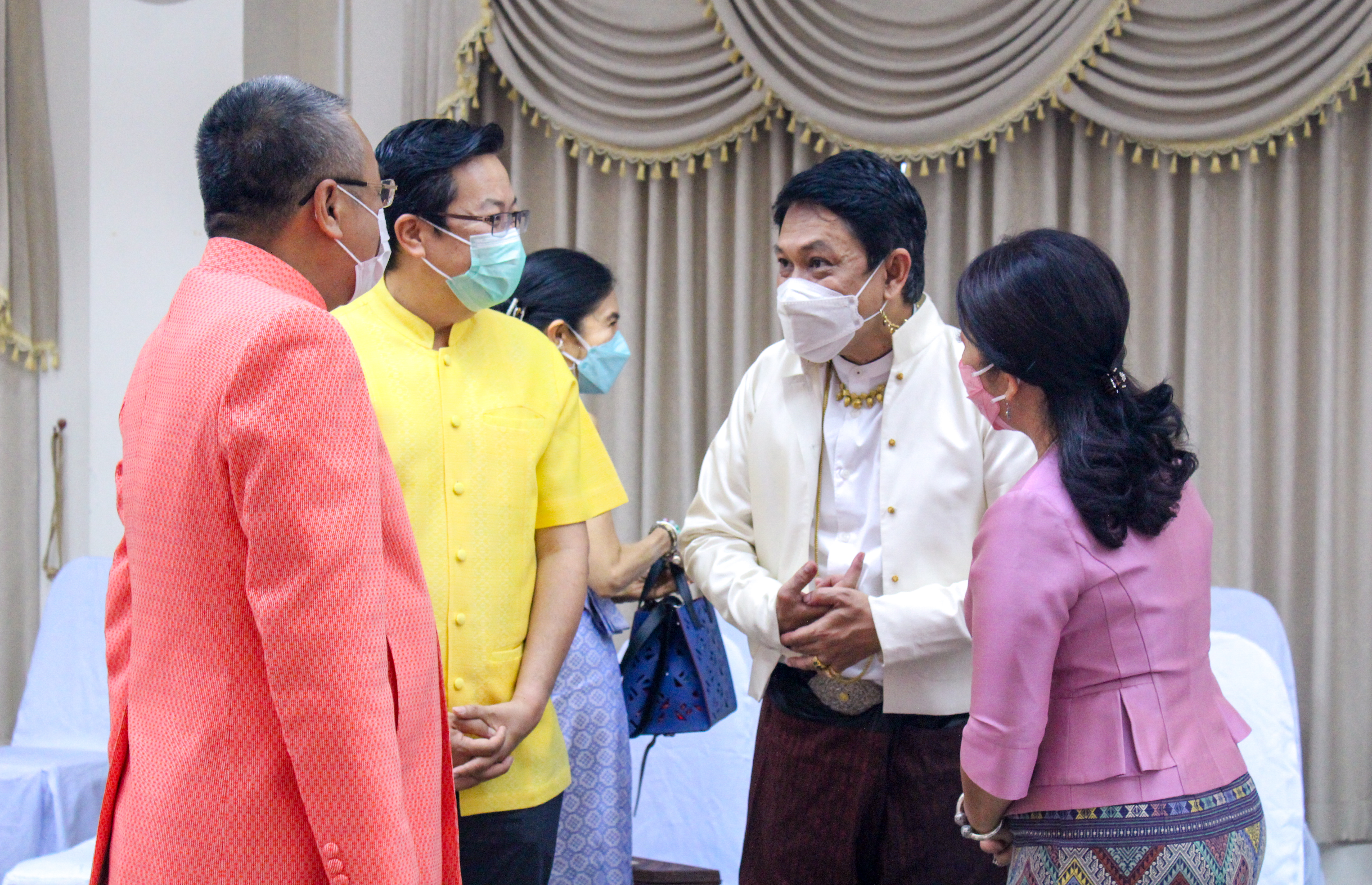 พช.สุราษฎร์ฯ ร่วมพิธีมอบผ้ายกราชวัตรโคม ลายผ้าอันเป็นอัตลักษณ์ประจำจังหวัดสุราษฎร์ธานี