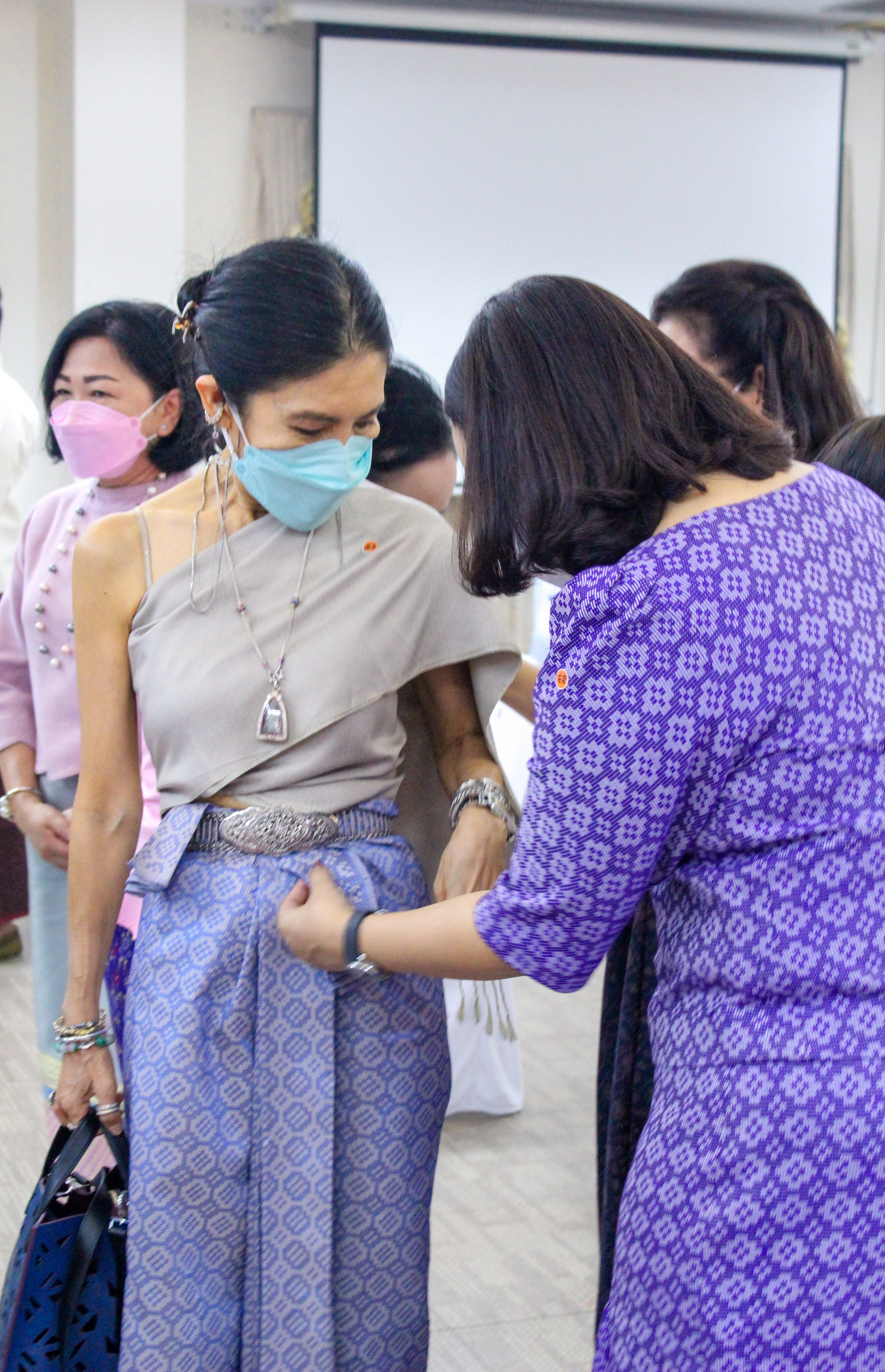 พช.สุราษฎร์ฯ ร่วมพิธีมอบผ้ายกราชวัตรโคม ลายผ้าอันเป็นอัตลักษณ์ประจำจังหวัดสุราษฎร์ธานี