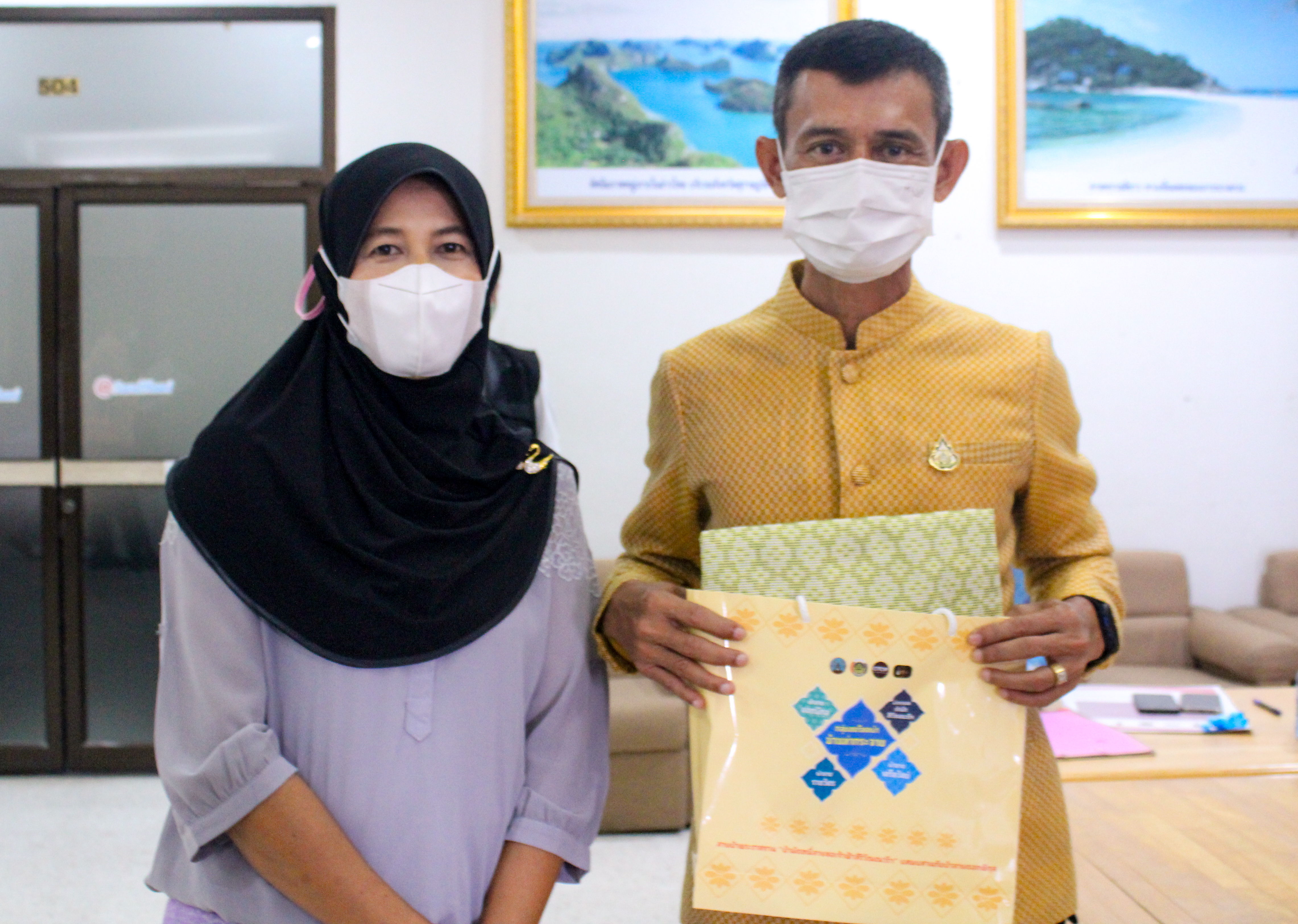 พช.สุราษฎร์ฯ ร่วมพิธีมอบผ้ายกราชวัตรโคม ลายผ้าอันเป็นอัตลักษณ์ประจำจังหวัดสุราษฎร์ธานี