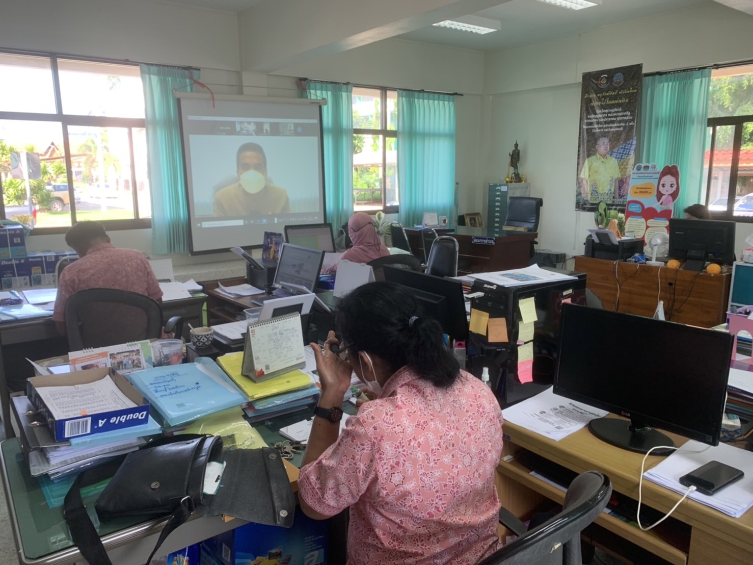 พช.สุราษฎร์ฯ ฟอร์มทีมไม่ยั้ง…ร่วมประชุมเร่งรัดขับเคลื่อนการดำเนินงานขจัดความยากจนและพัฒนาคนทุกช่วงวัยอย่างยั่งยืนในระดับพื้นที่ เขตตรวจราชการที่ 5 และ 18 กับผู้ ตรวจการกรมการพัฒนาชุมชน
