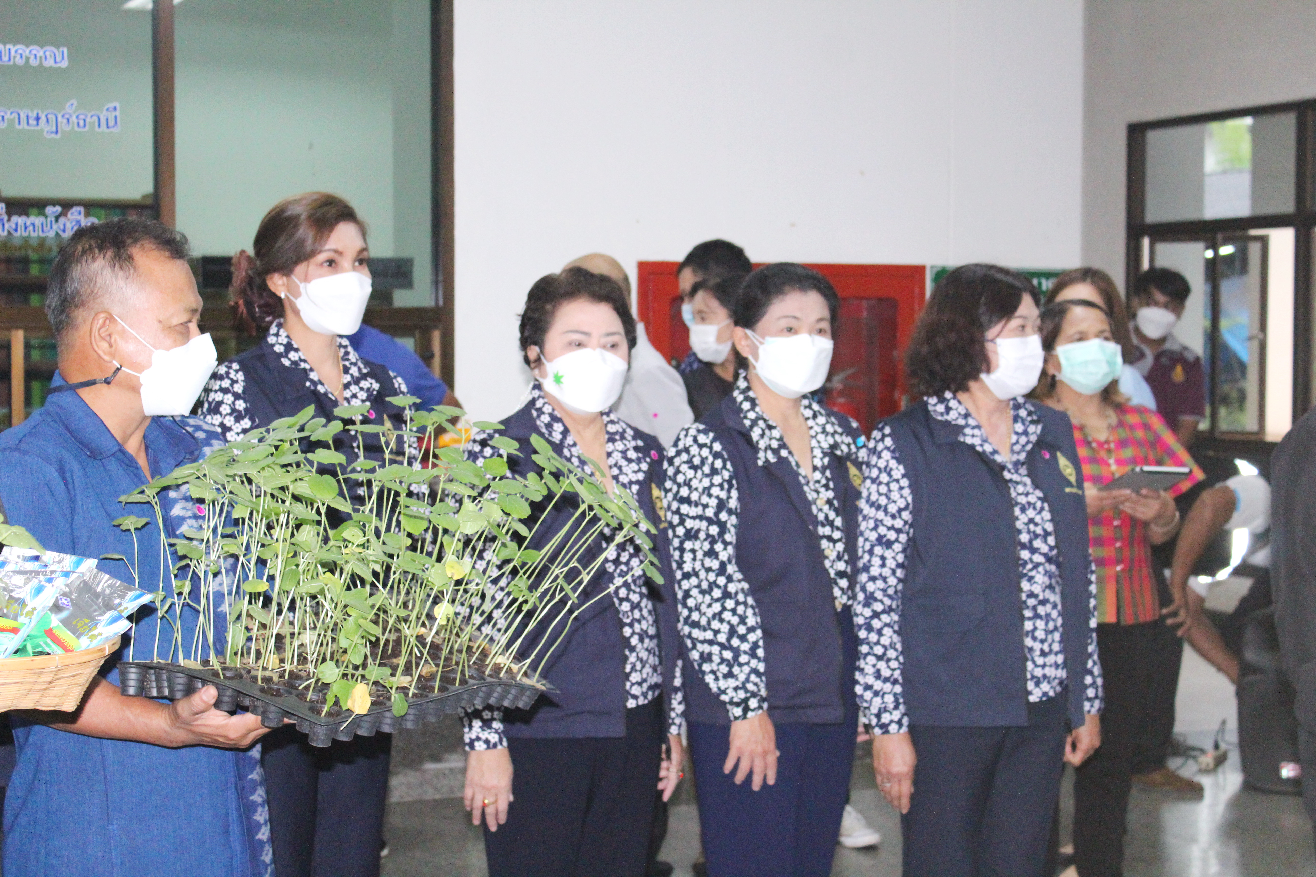 ผู้ว่าสุราษฎร์ฯ นำทัพรับมอบสิ่งของเครื่องใช้ พันธุ์พืช/พันธุ์สัตว์ เพื่อสนับสนุนและช่วยเหลือครัวเรือนเปราะบางจังหวัดสุราษฎร์ธานี