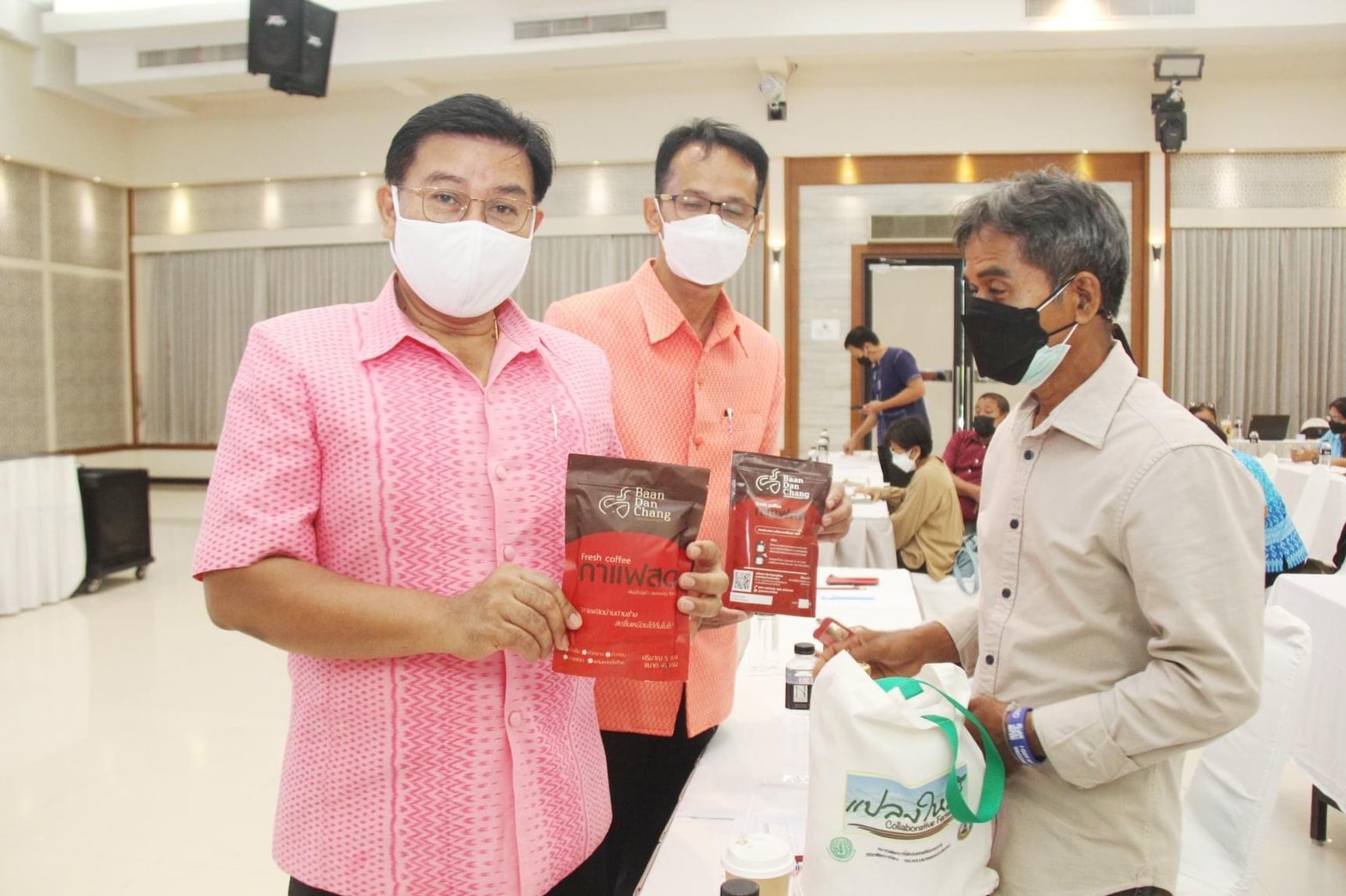 พช.สุราษฎร์ธานี ผนึกกำลังเครือข่าย SME และ OTOP กลุ่มจังหวัดภาคใต้ฝั่งอ่าวไทย ส่งเสริมพัฒนาศักยภาพเครือข่ายฯ