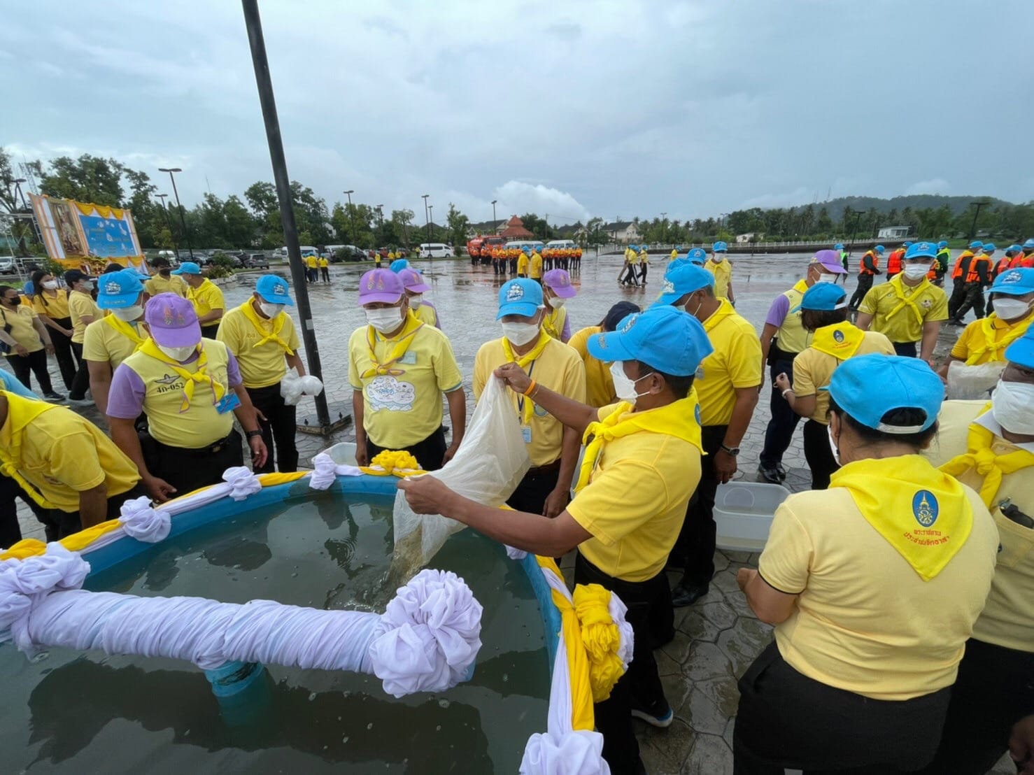พช.สุราษฎร์ฯ น้อมสำนึกในพระมหากรุณาธิคุณ ร่วมกิจกรรมจิตอาสาพัฒนาปรับภูมิทัศน์บึงขุนทะเลและจิตอาสาบริการเพื่อบรรเทาความเดือดร้อน เฉพาะหน้าประชาชนในช่วงสถานการณ์การแพร่ระบาดของโรคติดเชื้อไวรัสโคโรนา 2019 จังหวัดสุราษฎร์ธานี