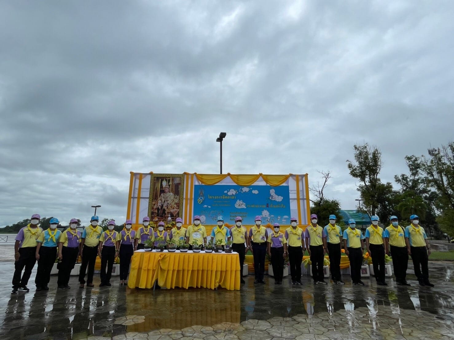 พช.สุราษฎร์ฯ น้อมสำนึกในพระมหากรุณาธิคุณ ร่วมกิจกรรมจิตอาสาพัฒนาปรับภูมิทัศน์บึงขุนทะเลและจิตอาสาบริการเพื่อบรรเทาความเดือดร้อน เฉพาะหน้าประชาชนในช่วงสถานการณ์การแพร่ระบาดของโรคติดเชื้อไวรัสโคโรนา 2019 จังหวัดสุราษฎร์ธานี