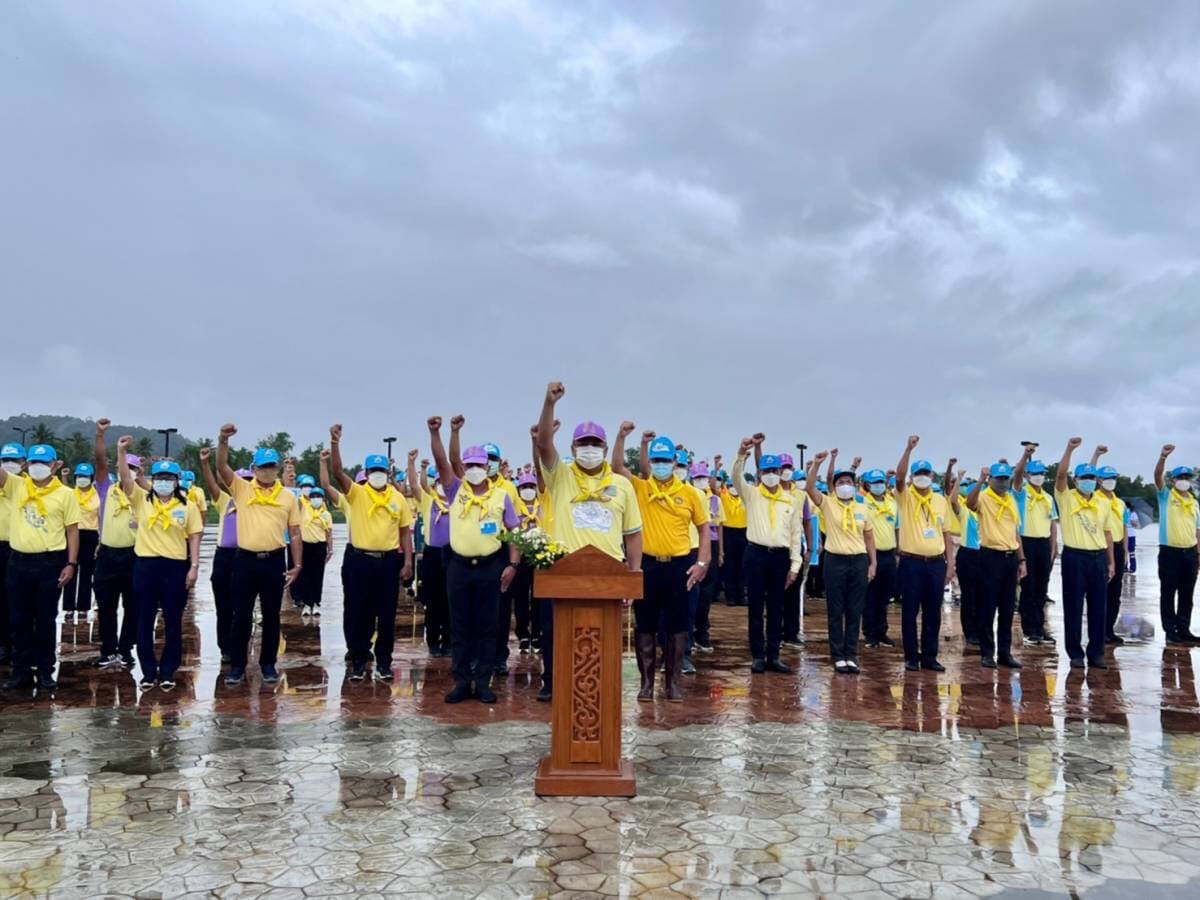 พช.สุราษฎร์ฯ น้อมสำนึกในพระมหากรุณาธิคุณ ร่วมกิจกรรมจิตอาสาพัฒนาปรับภูมิทัศน์บึงขุนทะเลและจิตอาสาบริการเพื่อบรรเทาความเดือดร้อน เฉพาะหน้าประชาชนในช่วงสถานการณ์การแพร่ระบาดของโรคติดเชื้อไวรัสโคโรนา 2019 จังหวัดสุราษฎร์ธานี