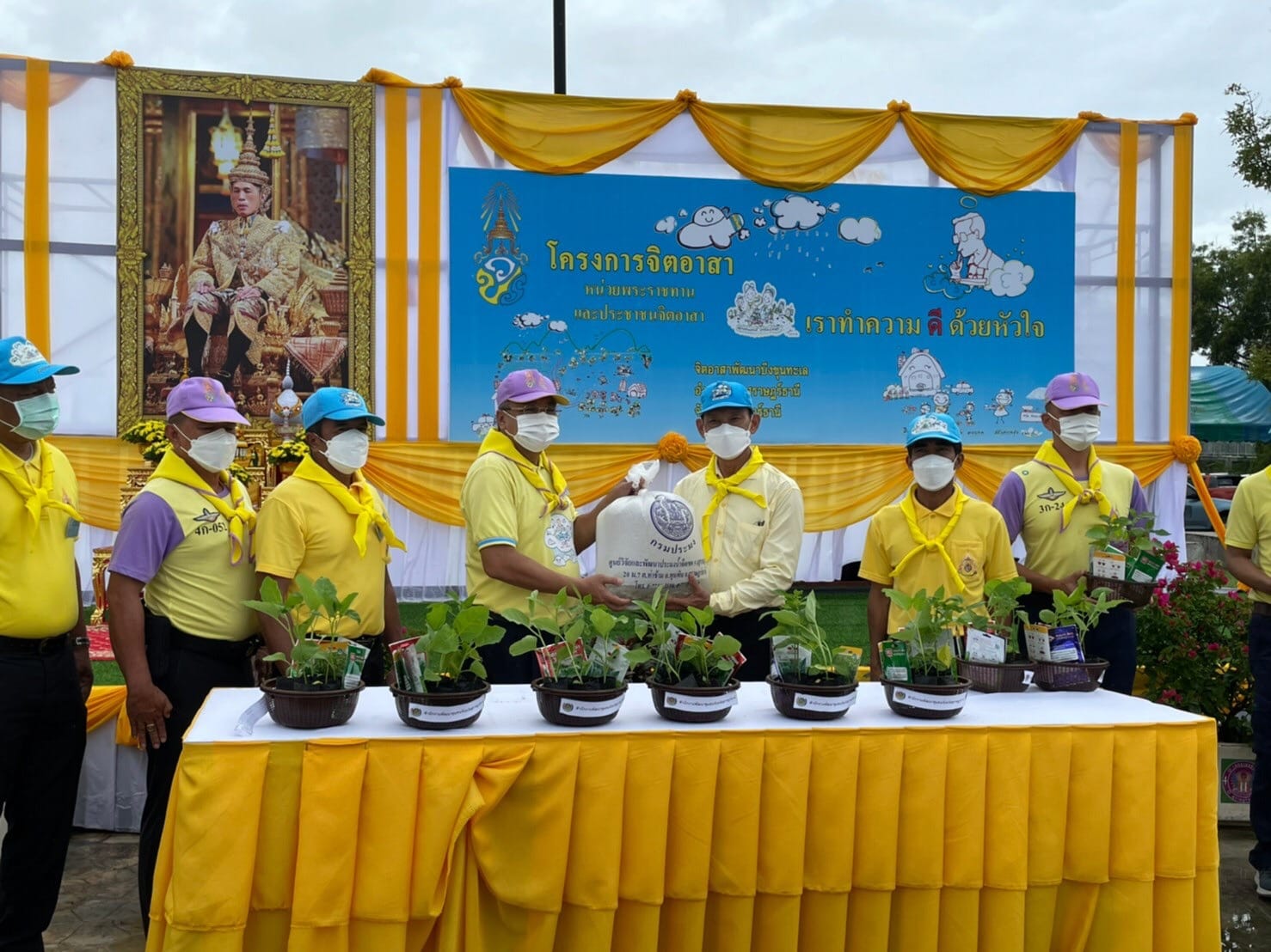 พช.สุราษฎร์ฯ น้อมสำนึกในพระมหากรุณาธิคุณ ร่วมกิจกรรมจิตอาสาพัฒนาปรับภูมิทัศน์บึงขุนทะเลและจิตอาสาบริการเพื่อบรรเทาความเดือดร้อน เฉพาะหน้าประชาชนในช่วงสถานการณ์การแพร่ระบาดของโรคติดเชื้อไวรัสโคโรนา 2019 จังหวัดสุราษฎร์ธานี