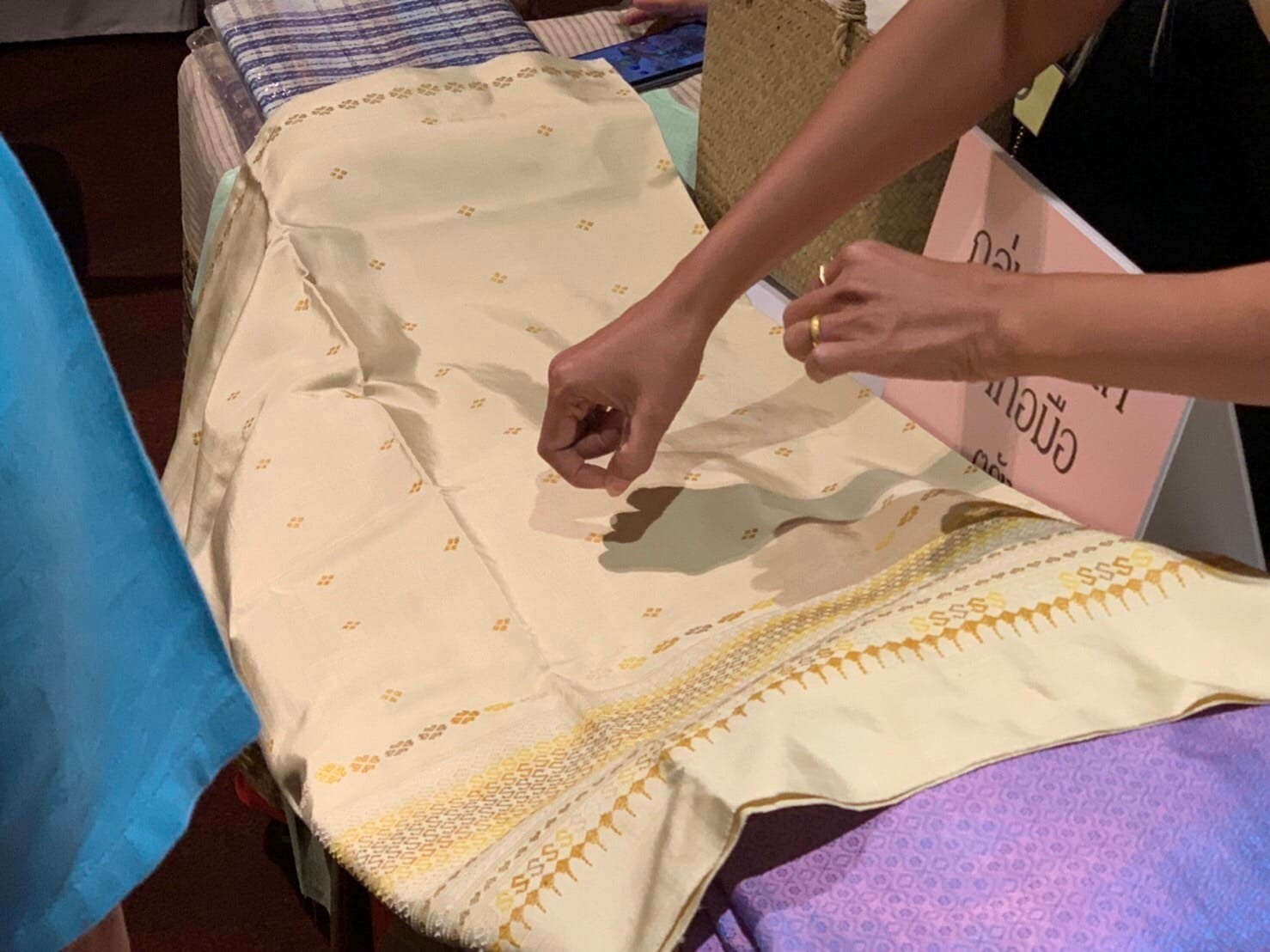 พช.สุราษฎร์ฯ ควงแขนผู้ประกอบการผ้าไทยในจังหวัด ร่วมโครงการพัฒนาศักยภาพและเพิ่มช่องทางการตลาดให้กับผู้ประกอบการ OTOP ผ้าไทย ณ โรงแรมบุรีศรีภู คอนเวนชั่น เซ็นเตอร์ อำเภอหาดใหญ่ จังหวัดสงขลา