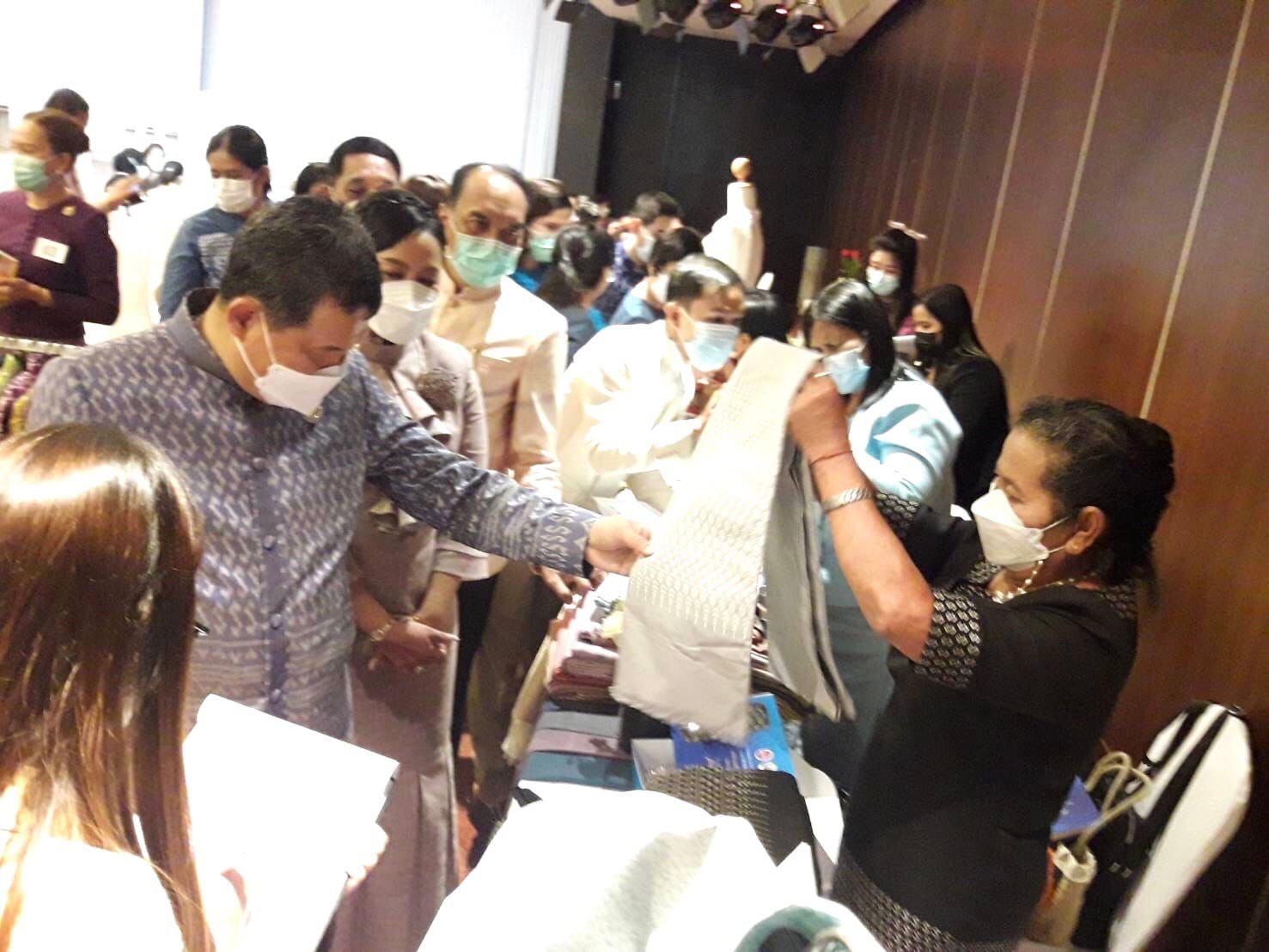 พช.สุราษฎร์ฯ ควงแขนผู้ประกอบการผ้าไทยในจังหวัด ร่วมโครงการพัฒนาศักยภาพและเพิ่มช่องทางการตลาดให้กับผู้ประกอบการ OTOP ผ้าไทย ณ โรงแรมบุรีศรีภู คอนเวนชั่น เซ็นเตอร์ อำเภอหาดใหญ่ จังหวัดสงขลา