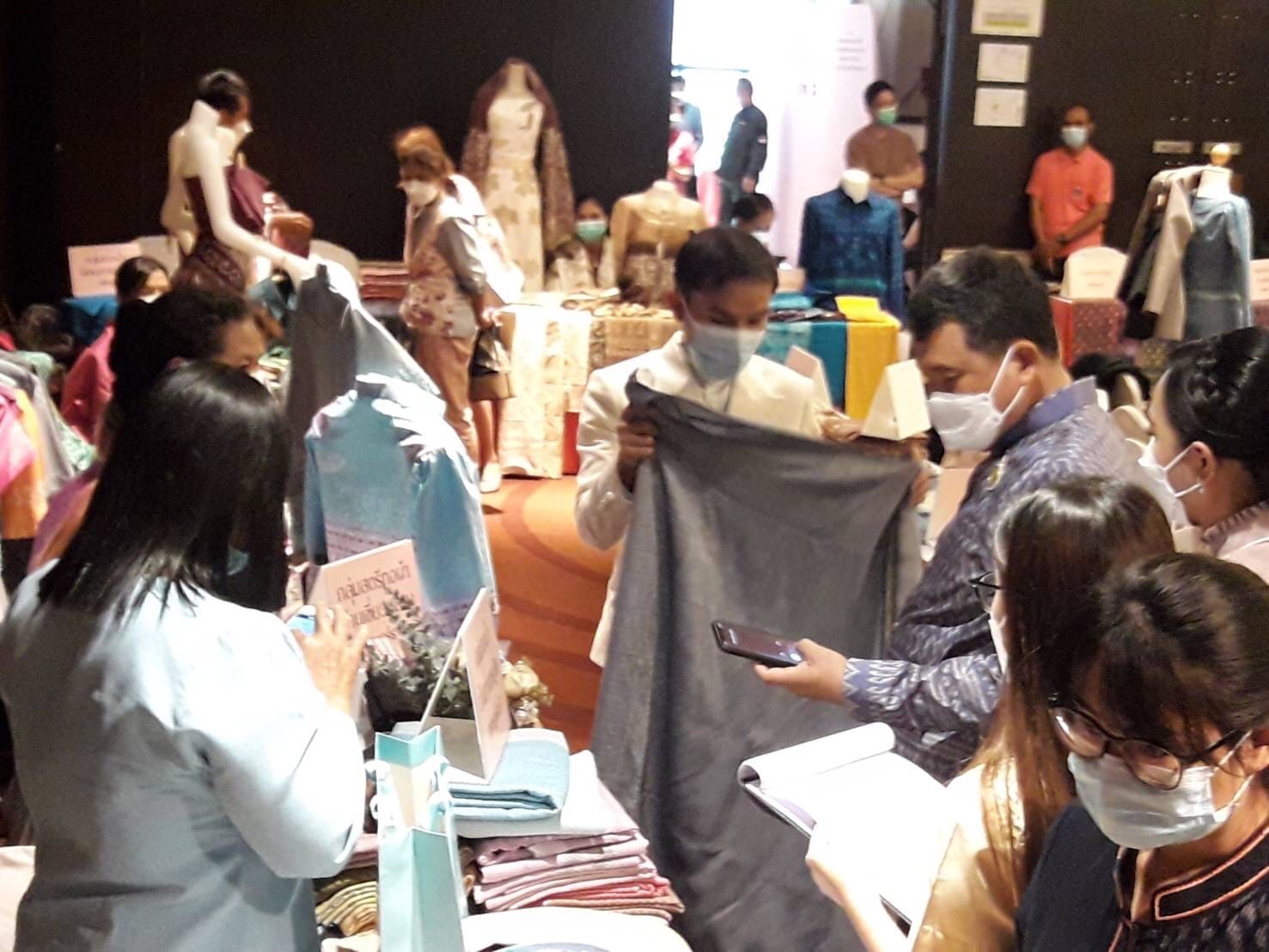 พช.สุราษฎร์ฯ ควงแขนผู้ประกอบการผ้าไทยในจังหวัด ร่วมโครงการพัฒนาศักยภาพและเพิ่มช่องทางการตลาดให้กับผู้ประกอบการ OTOP ผ้าไทย ณ โรงแรมบุรีศรีภู คอนเวนชั่น เซ็นเตอร์ อำเภอหาดใหญ่ จังหวัดสงขลา