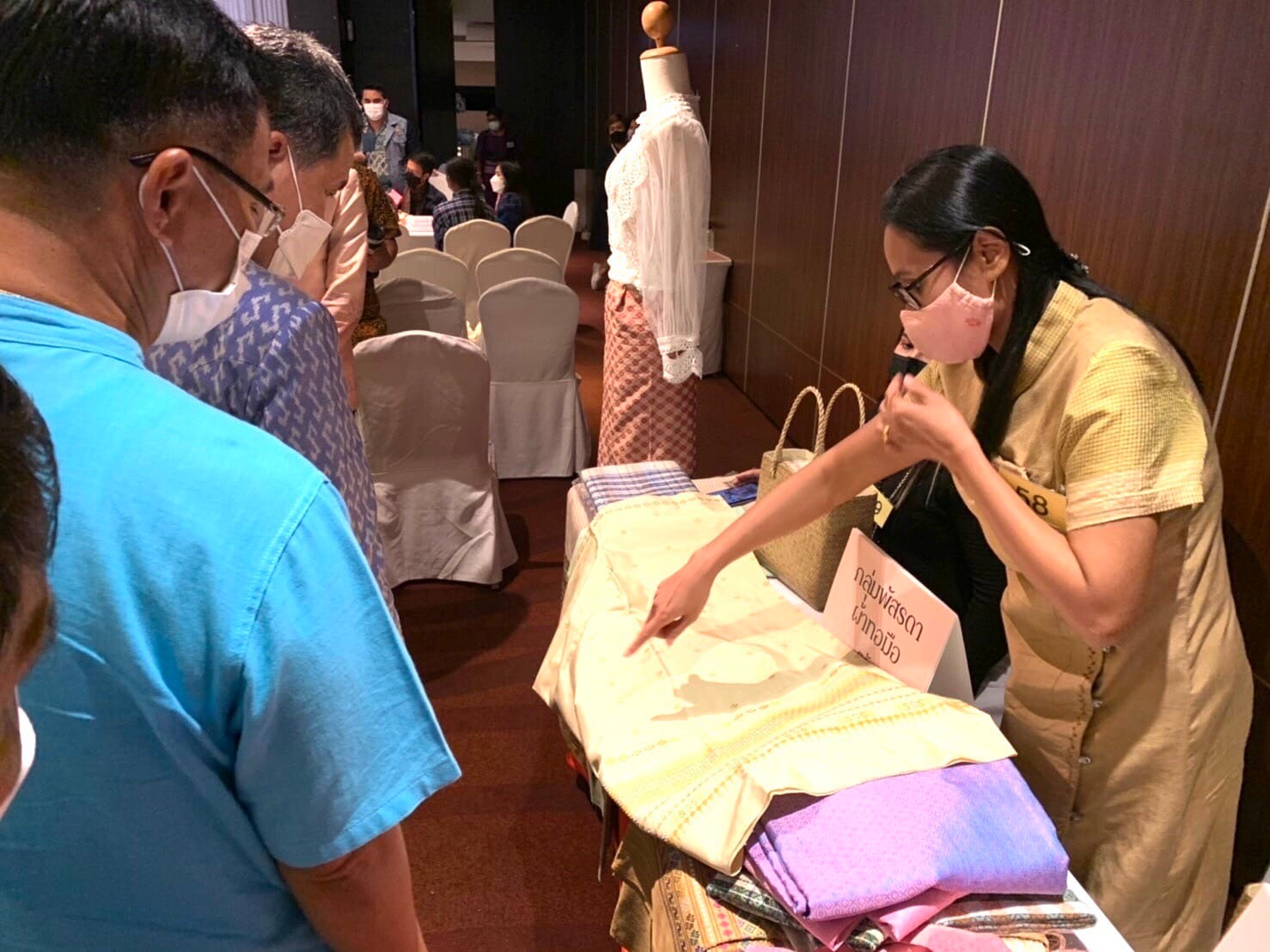 พช.สุราษฎร์ฯ ควงแขนผู้ประกอบการผ้าไทยในจังหวัด ร่วมโครงการพัฒนาศักยภาพและเพิ่มช่องทางการตลาดให้กับผู้ประกอบการ OTOP ผ้าไทย ณ โรงแรมบุรีศรีภู คอนเวนชั่น เซ็นเตอร์ อำเภอหาดใหญ่ จังหวัดสงขลา