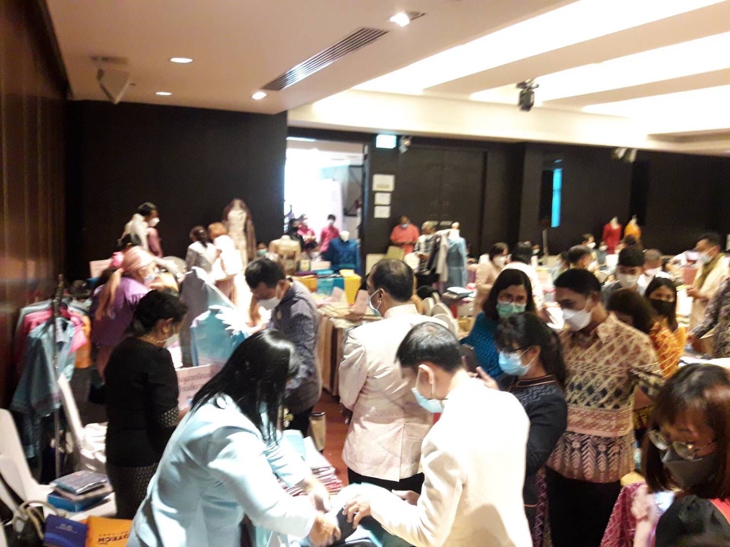 พช.สุราษฎร์ฯ ควงแขนผู้ประกอบการผ้าไทยในจังหวัด ร่วมโครงการพัฒนาศักยภาพและเพิ่มช่องทางการตลาดให้กับผู้ประกอบการ OTOP ผ้าไทย ณ โรงแรมบุรีศรีภู คอนเวนชั่น เซ็นเตอร์ อำเภอหาดใหญ่ จังหวัดสงขลา