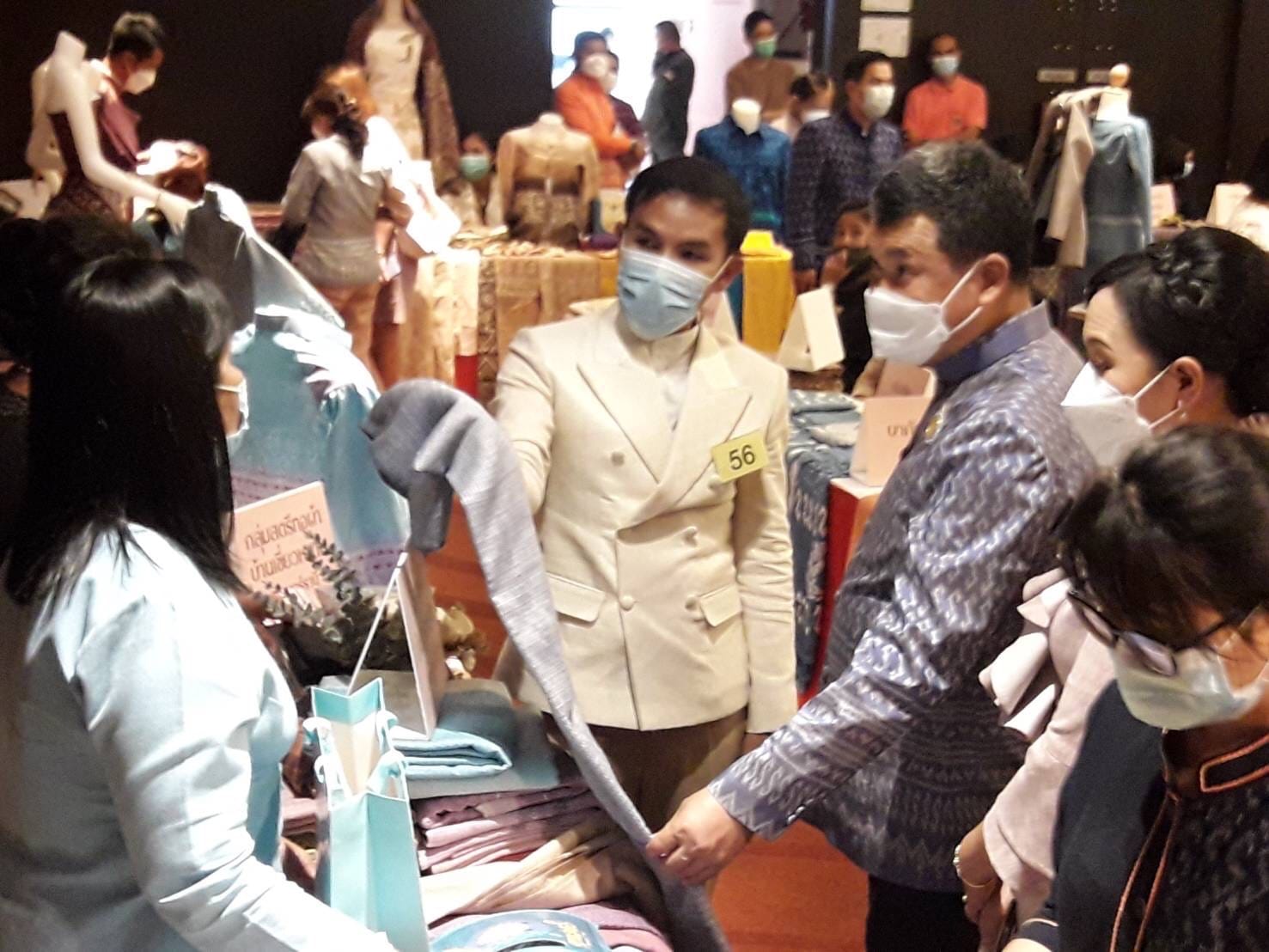 พช.สุราษฎร์ฯ ควงแขนผู้ประกอบการผ้าไทยในจังหวัด ร่วมโครงการพัฒนาศักยภาพและเพิ่มช่องทางการตลาดให้กับผู้ประกอบการ OTOP ผ้าไทย ณ โรงแรมบุรีศรีภู คอนเวนชั่น เซ็นเตอร์ อำเภอหาดใหญ่ จังหวัดสงขลา