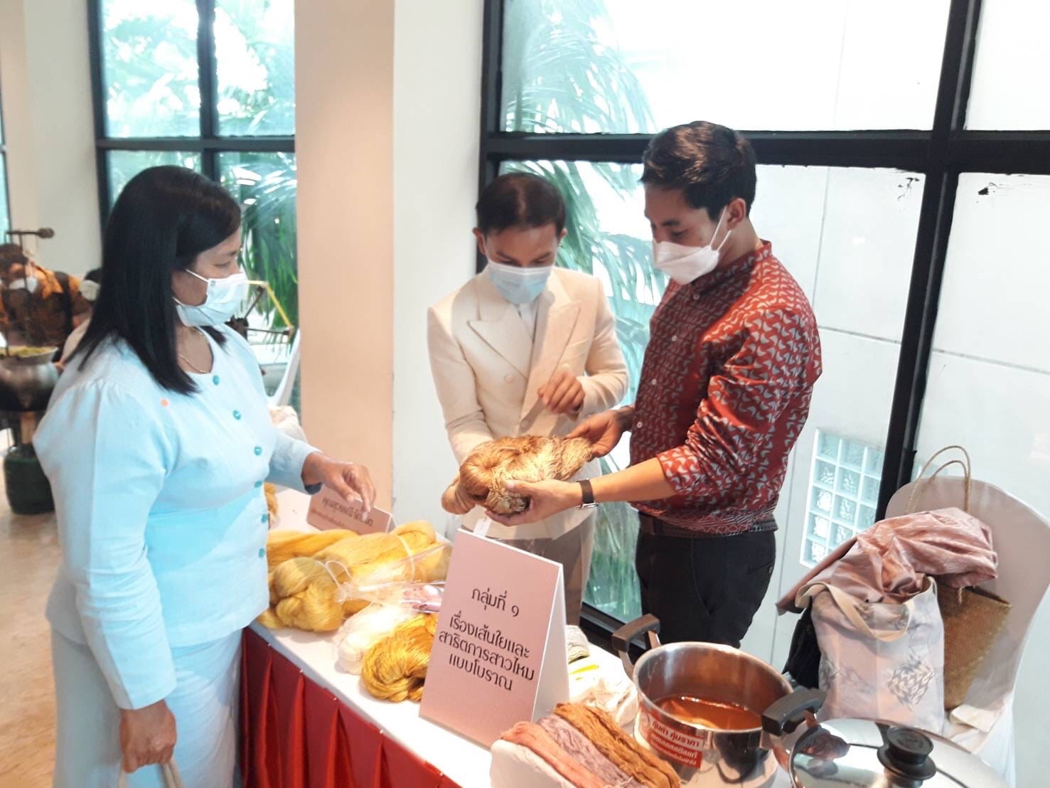 พช.สุราษฎร์ฯ ควงแขนผู้ประกอบการผ้าไทยในจังหวัด ร่วมโครงการพัฒนาศักยภาพและเพิ่มช่องทางการตลาดให้กับผู้ประกอบการ OTOP ผ้าไทย ณ โรงแรมบุรีศรีภู คอนเวนชั่น เซ็นเตอร์ อำเภอหาดใหญ่ จังหวัดสงขลา