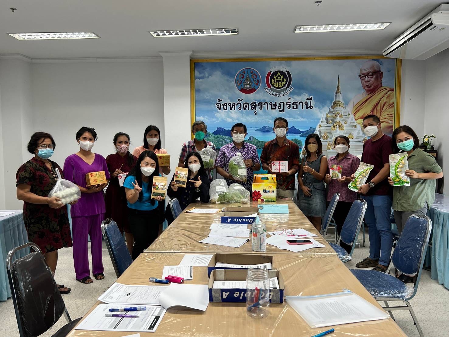 OTOP สุราษฎร์ธานีครึกครื้น ผู้ผลิต ผู้ประกอบการ นำผลิตภัณฑ์ OTOP ลงทะเบียนคัดสรรดาวกันถ้วนหน้า..