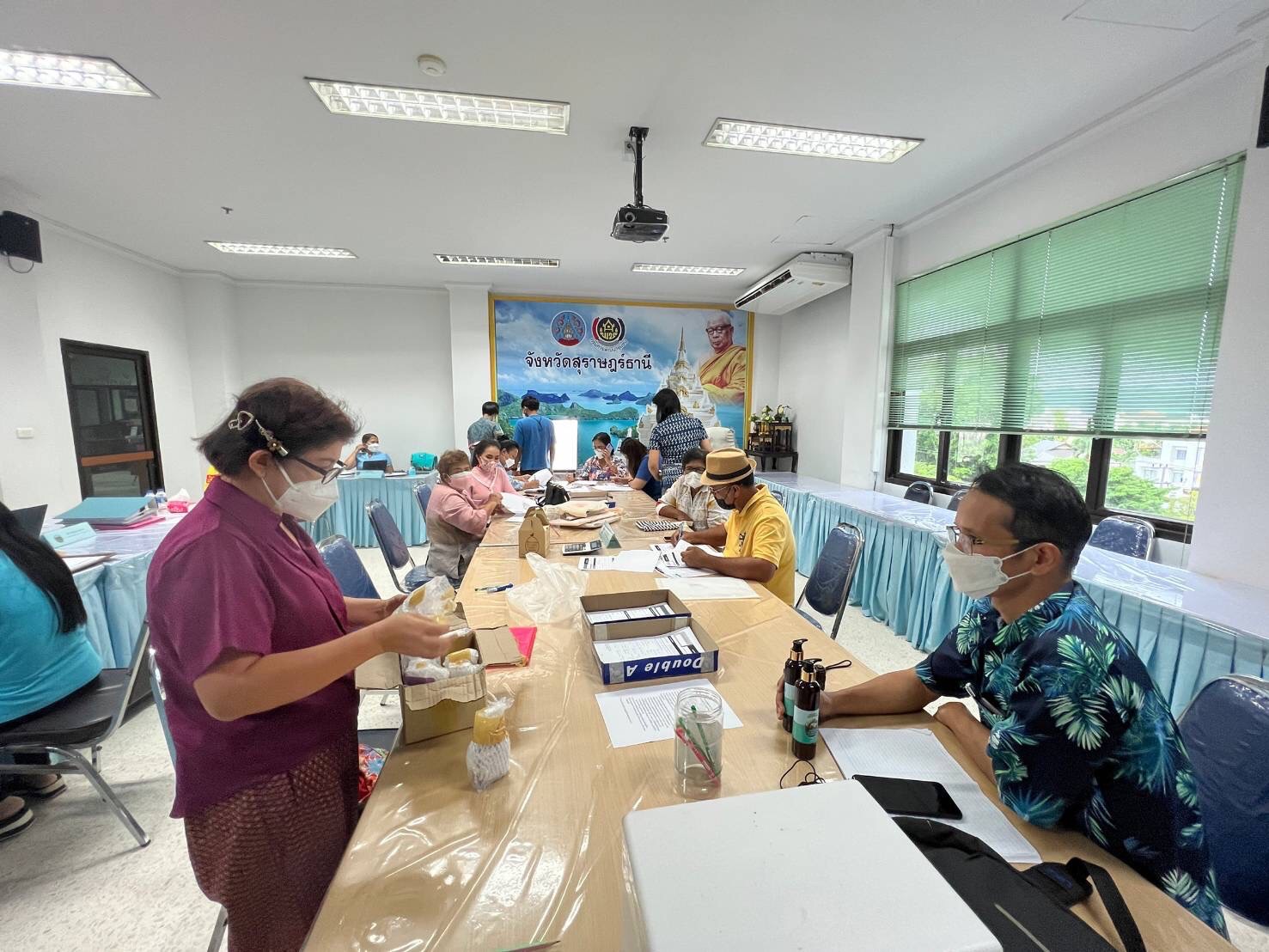 OTOP สุราษฎร์ธานีครึกครื้น ผู้ผลิต ผู้ประกอบการ นำผลิตภัณฑ์ OTOP ลงทะเบียนคัดสรรดาวกันถ้วนหน้า..