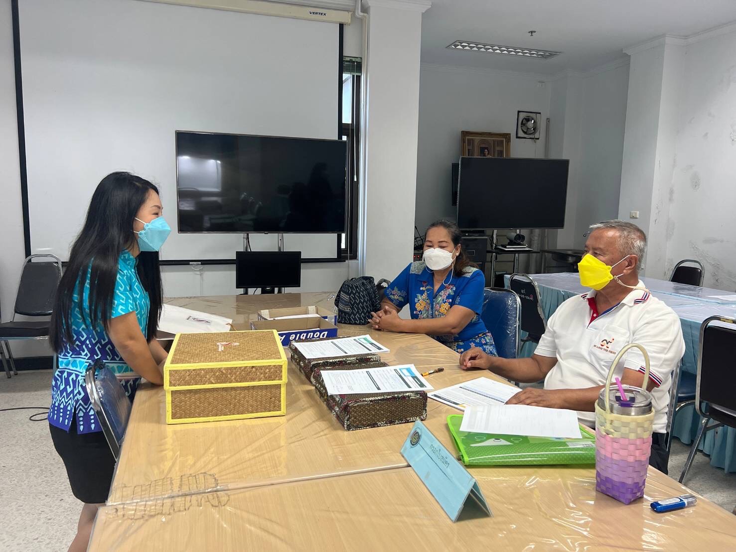 OTOP สุราษฎร์ธานีครึกครื้น ผู้ผลิต ผู้ประกอบการ นำผลิตภัณฑ์ OTOP ลงทะเบียนคัดสรรดาวกันถ้วนหน้า..