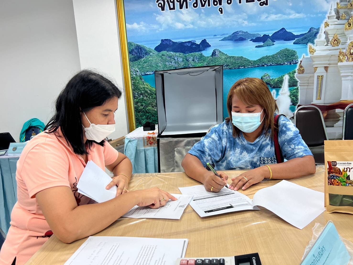 OTOP สุราษฎร์ธานีครึกครื้น ผู้ผลิต ผู้ประกอบการ นำผลิตภัณฑ์ OTOP ลงทะเบียนคัดสรรดาวกันถ้วนหน้า..