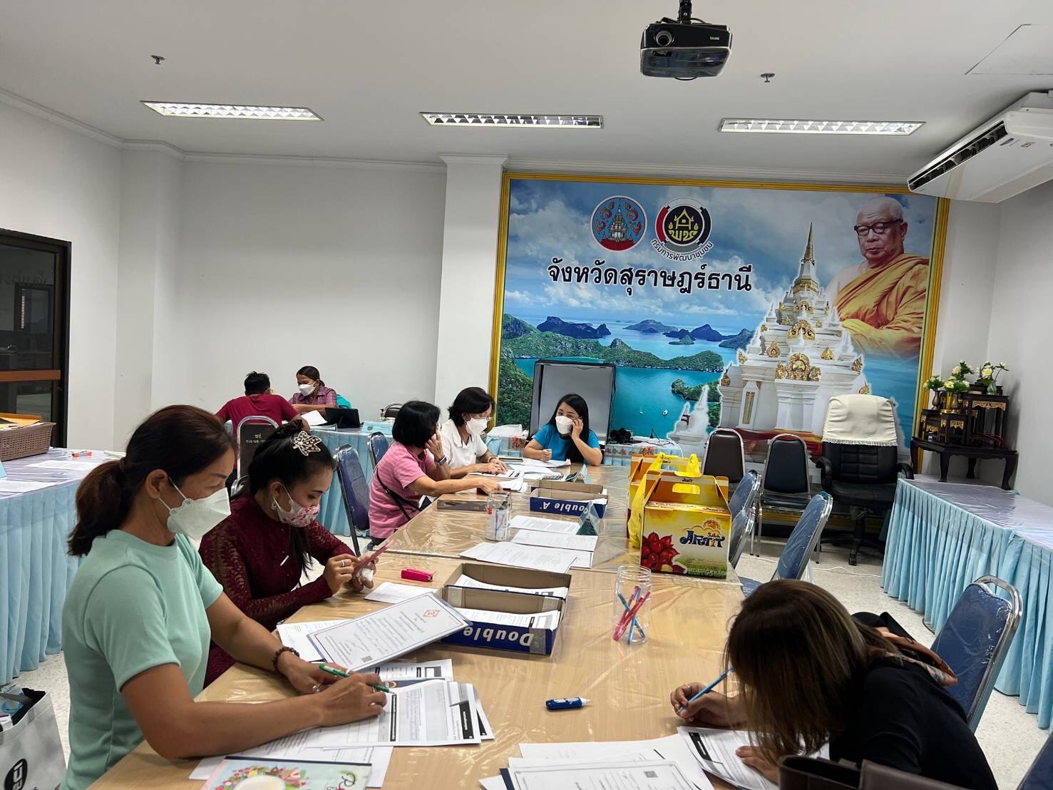 OTOP สุราษฎร์ธานีครึกครื้น ผู้ผลิต ผู้ประกอบการ นำผลิตภัณฑ์ OTOP ลงทะเบียนคัดสรรดาวกันถ้วนหน้า..