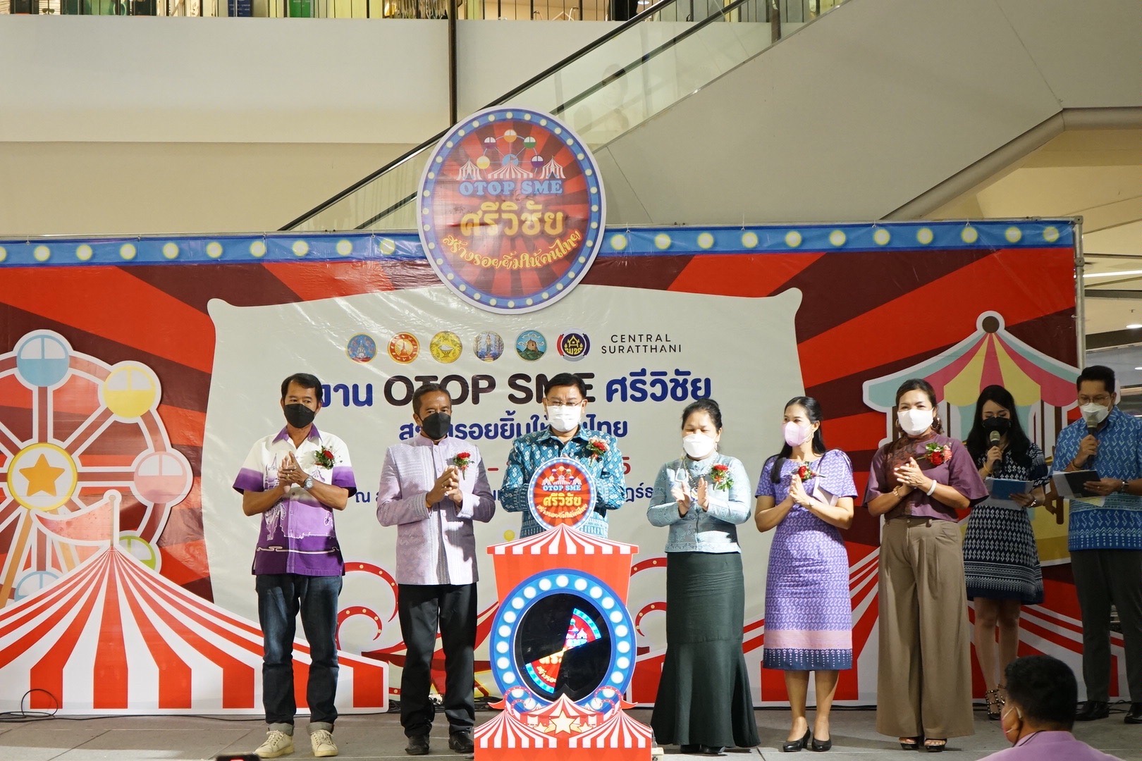 พช.สุราษฎร์ธานี เปิดตัวงาน OTOP SME ศรีวิชัย สร้างรอยยิ้มให้คนไทย อย่างยิ่งใหญ่