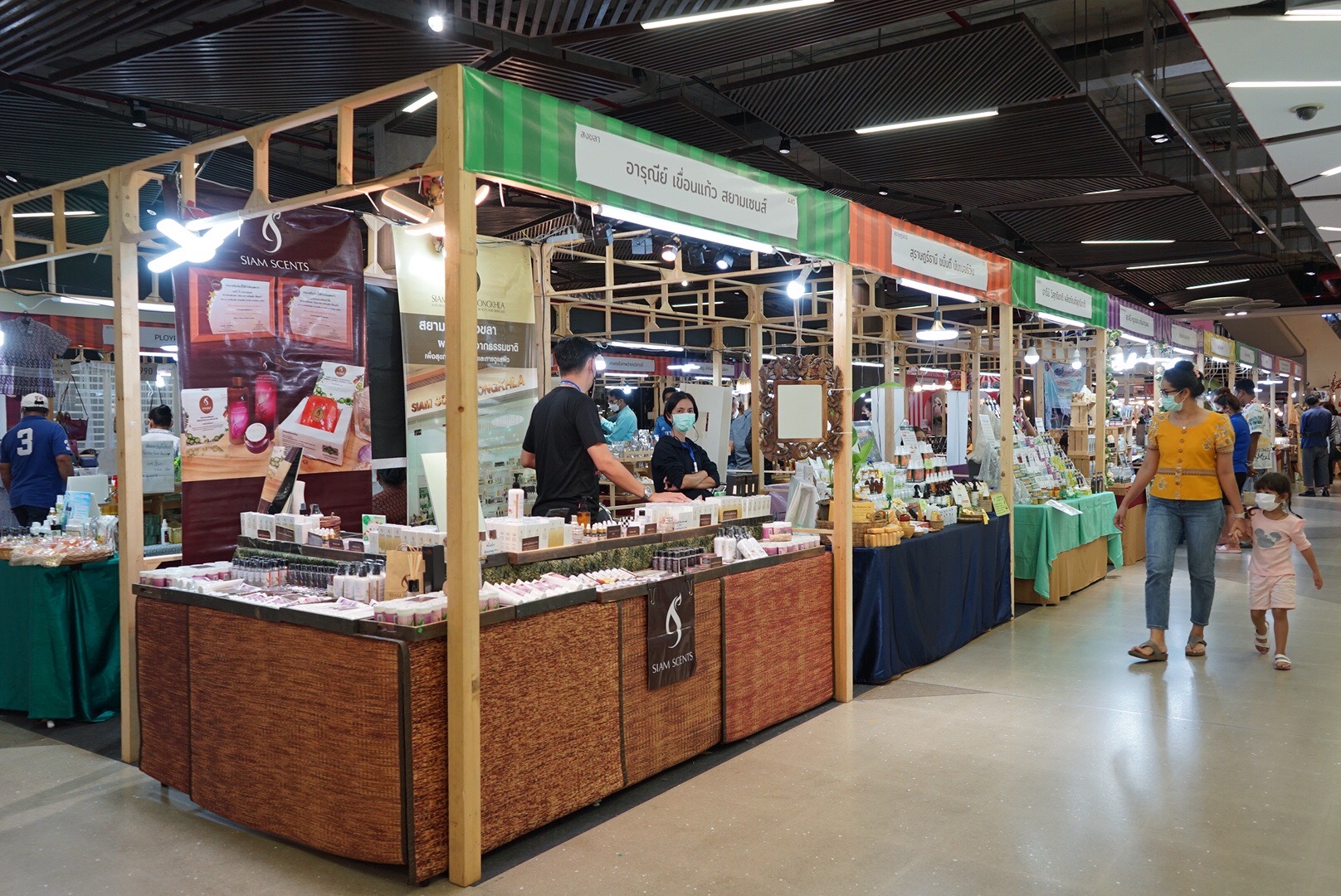 พช.สุราษฎร์ธานี เปิดตัวงาน OTOP SME ศรีวิชัย สร้างรอยยิ้มให้คนไทย อย่างยิ่งใหญ่