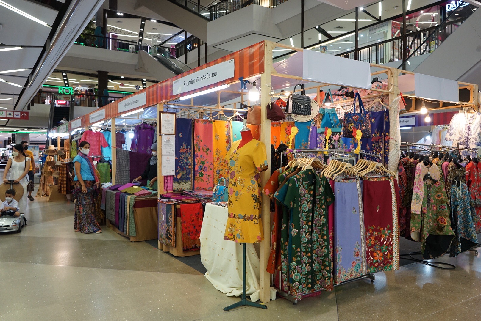 พช.สุราษฎร์ธานี เปิดตัวงาน OTOP SME ศรีวิชัย สร้างรอยยิ้มให้คนไทย อย่างยิ่งใหญ่