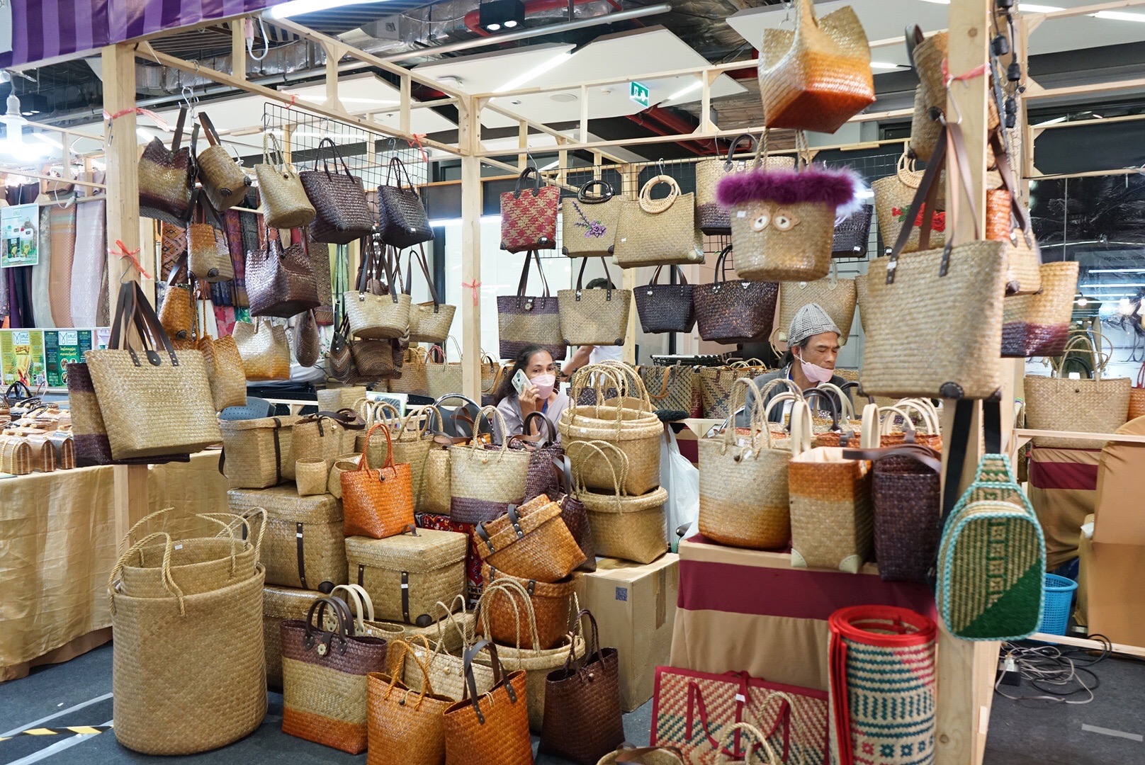 พช.สุราษฎร์ธานี เปิดตัวงาน OTOP SME ศรีวิชัย สร้างรอยยิ้มให้คนไทย อย่างยิ่งใหญ่