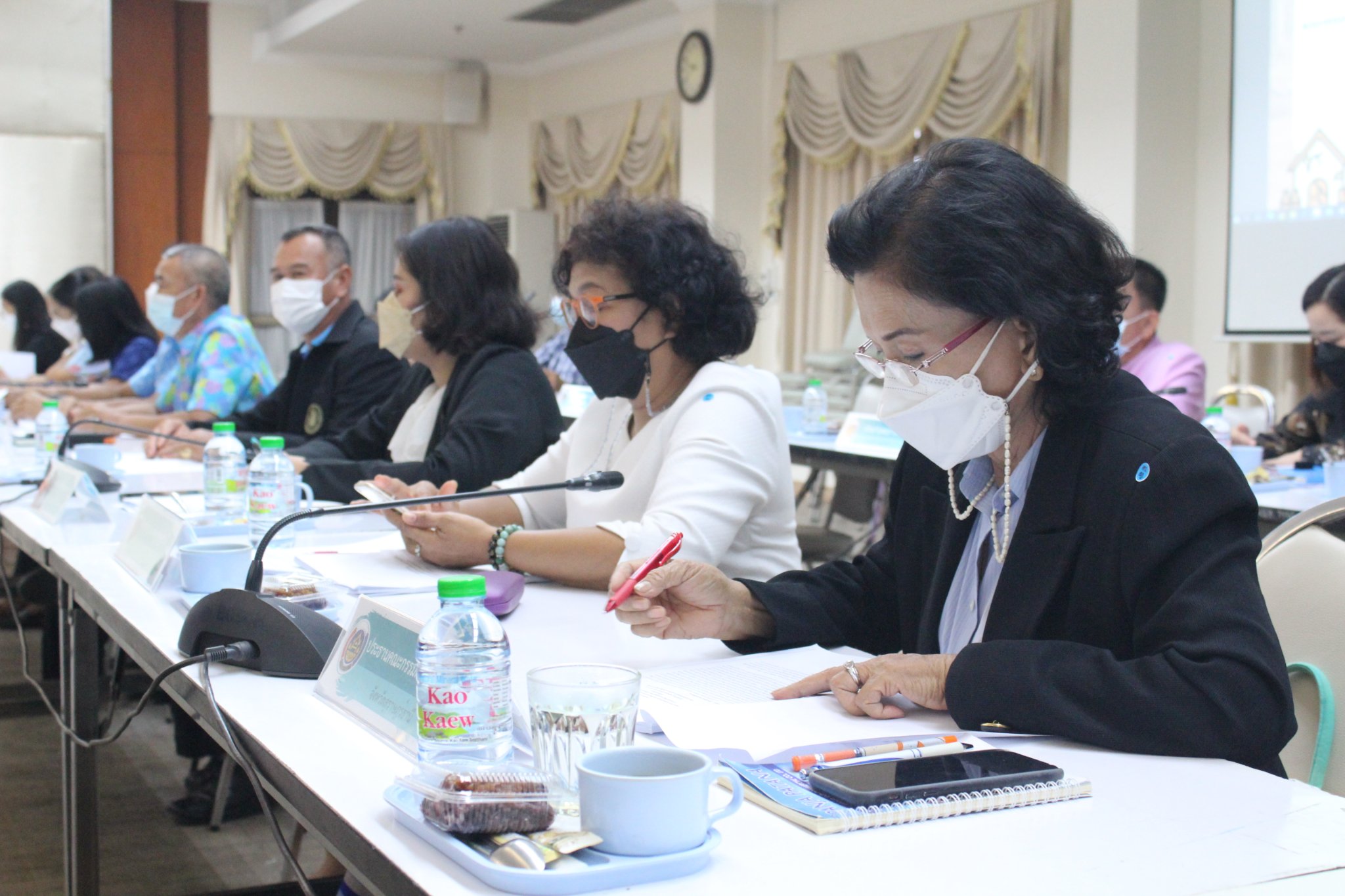 สุราษฎร์ทีม…ผนึกกำลังแก้จน ระดมแนวคิด รายงานความคืบหน้านโยบายแก้จนให้อยู่หมัด ในที่ประชุมศูนย์อำนวยการขจัดความยากจนฯ ครั้งที่ 2