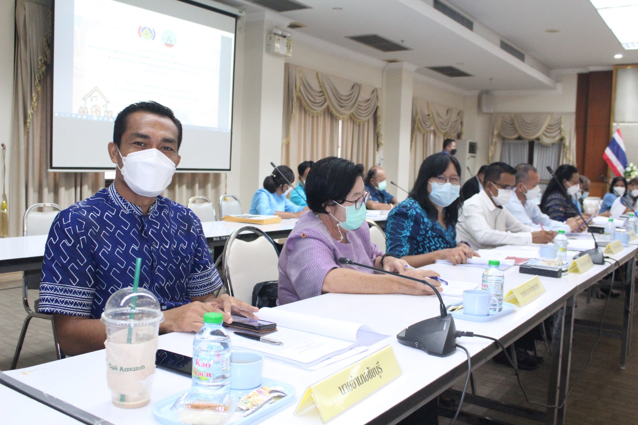 สุราษฎร์ทีม…ผนึกกำลังแก้จน ระดมแนวคิด รายงานความคืบหน้านโยบายแก้จนให้อยู่หมัด ในที่ประชุมศูนย์อำนวยการขจัดความยากจนฯ ครั้งที่ 2