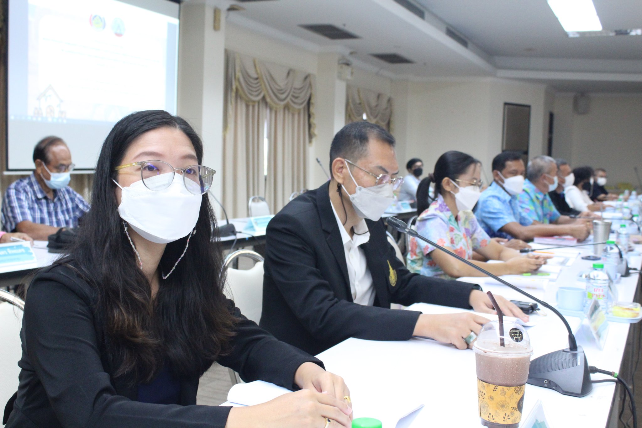 สุราษฎร์ทีม…ผนึกกำลังแก้จน ระดมแนวคิด รายงานความคืบหน้านโยบายแก้จนให้อยู่หมัด ในที่ประชุมศูนย์อำนวยการขจัดความยากจนฯ ครั้งที่ 2