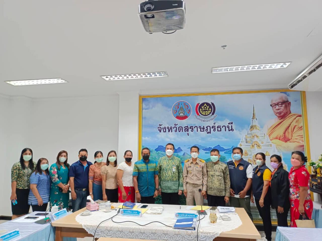 พช.สุราษฎร์ฯ ผนึกกำลังสานพลังใจ ร่วมประกวดโครงการพัฒนาและยกระดับหมู่บ้านกองทุนแม่ของแผ่นดินสู่การเป็นต้นแบบด้านการป้องกันและแก้ไขปัญหายาเสพติด ประจำปี พ.ศ.2565