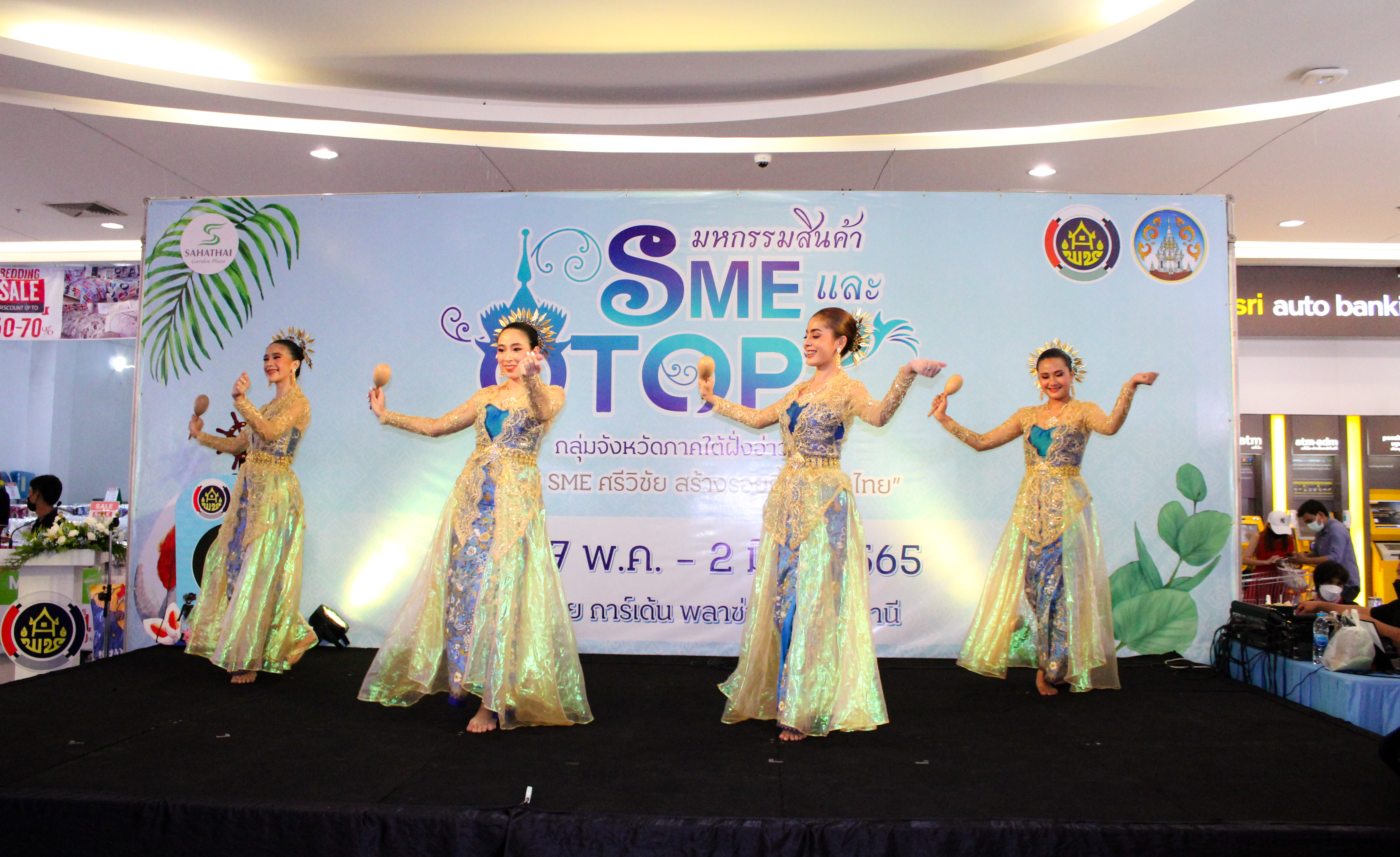 สุราษฎร์ธานี เอาใจสายช้อปปิ้งเกินต้านทาน!! ยกขบวนขนทัพมาอีกแล้วจ้า…กับงาน OTOP SME ศรีวิชัย สร้างรอยยิ้มให้คนไทย ของกิน ของใช้ เสื้อผ้า เพียบ เจอกันได้ที่ ลานโปรโมชั่น ชั้น 1 ศูนย์การค้าสหไทยการ์เด้นฯ