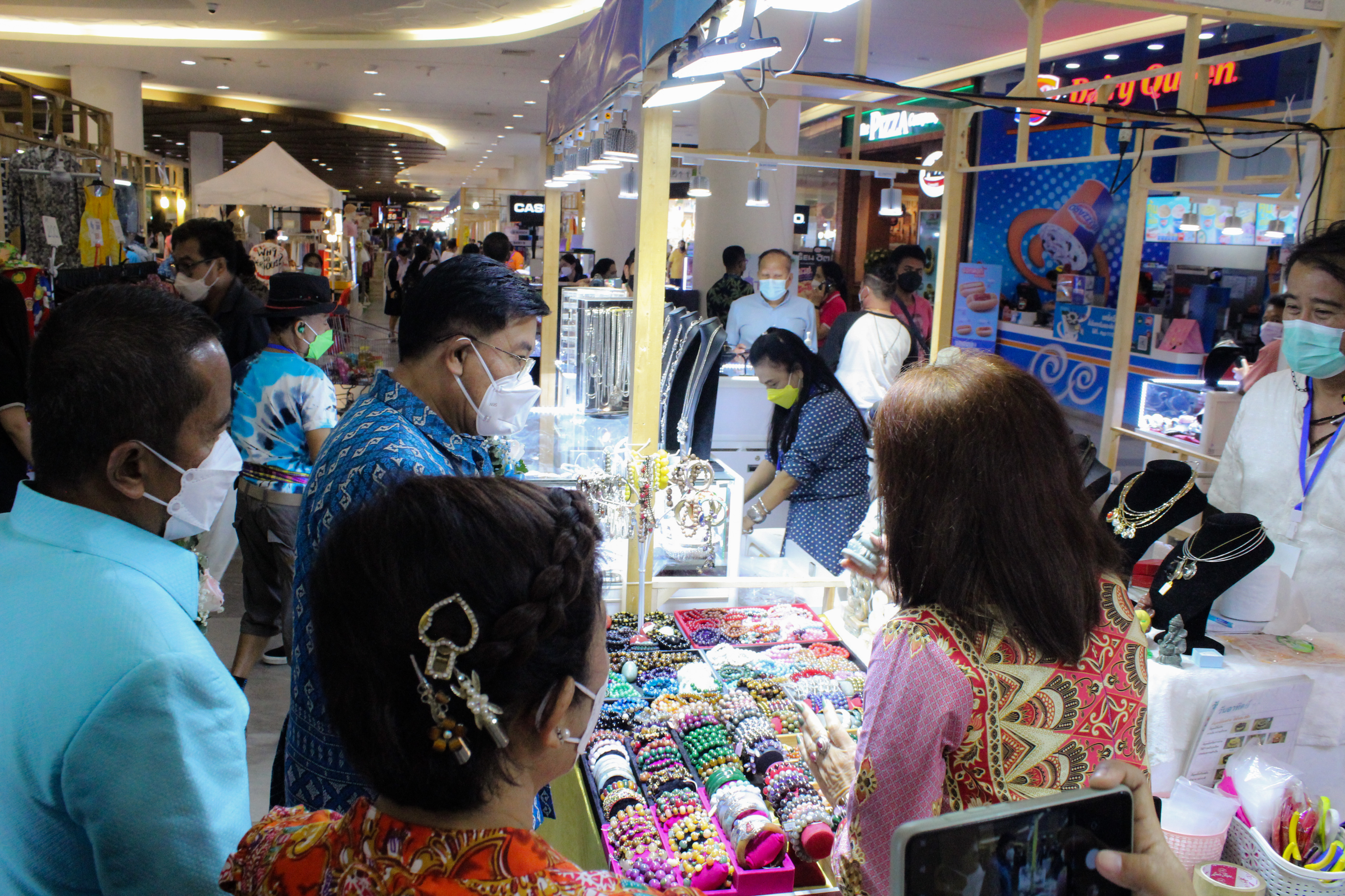 สุราษฎร์ธานี เอาใจสายช้อปปิ้งเกินต้านทาน!! ยกขบวนขนทัพมาอีกแล้วจ้า…กับงาน OTOP SME ศรีวิชัย สร้างรอยยิ้มให้คนไทย ของกิน ของใช้ เสื้อผ้า เพียบ เจอกันได้ที่ ลานโปรโมชั่น ชั้น 1 ศูนย์การค้าสหไทยการ์เด้นฯ