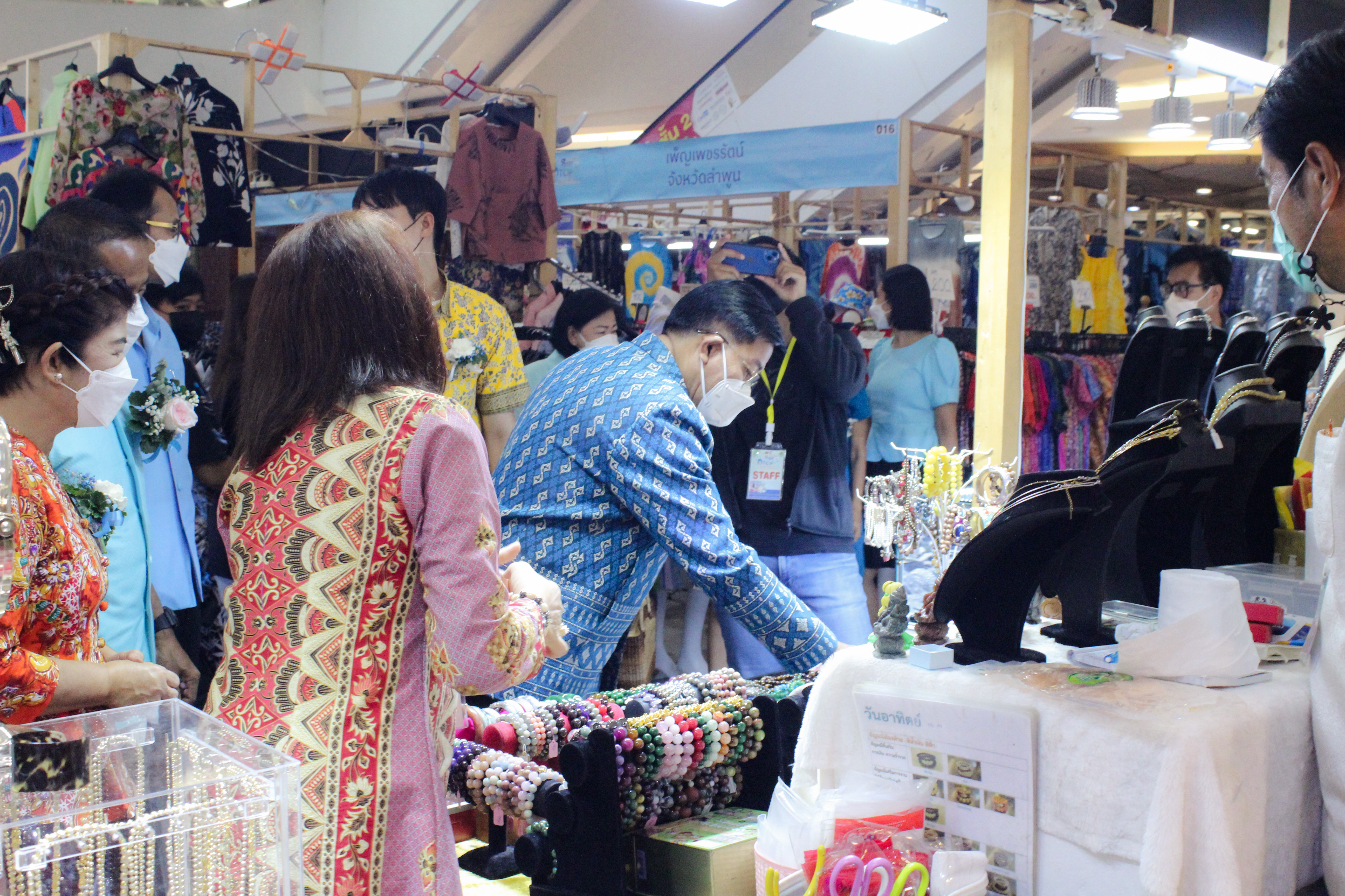 สุราษฎร์ธานี เอาใจสายช้อปปิ้งเกินต้านทาน!! ยกขบวนขนทัพมาอีกแล้วจ้า…กับงาน OTOP SME ศรีวิชัย สร้างรอยยิ้มให้คนไทย ของกิน ของใช้ เสื้อผ้า เพียบ เจอกันได้ที่ ลานโปรโมชั่น ชั้น 1 ศูนย์การค้าสหไทยการ์เด้นฯ