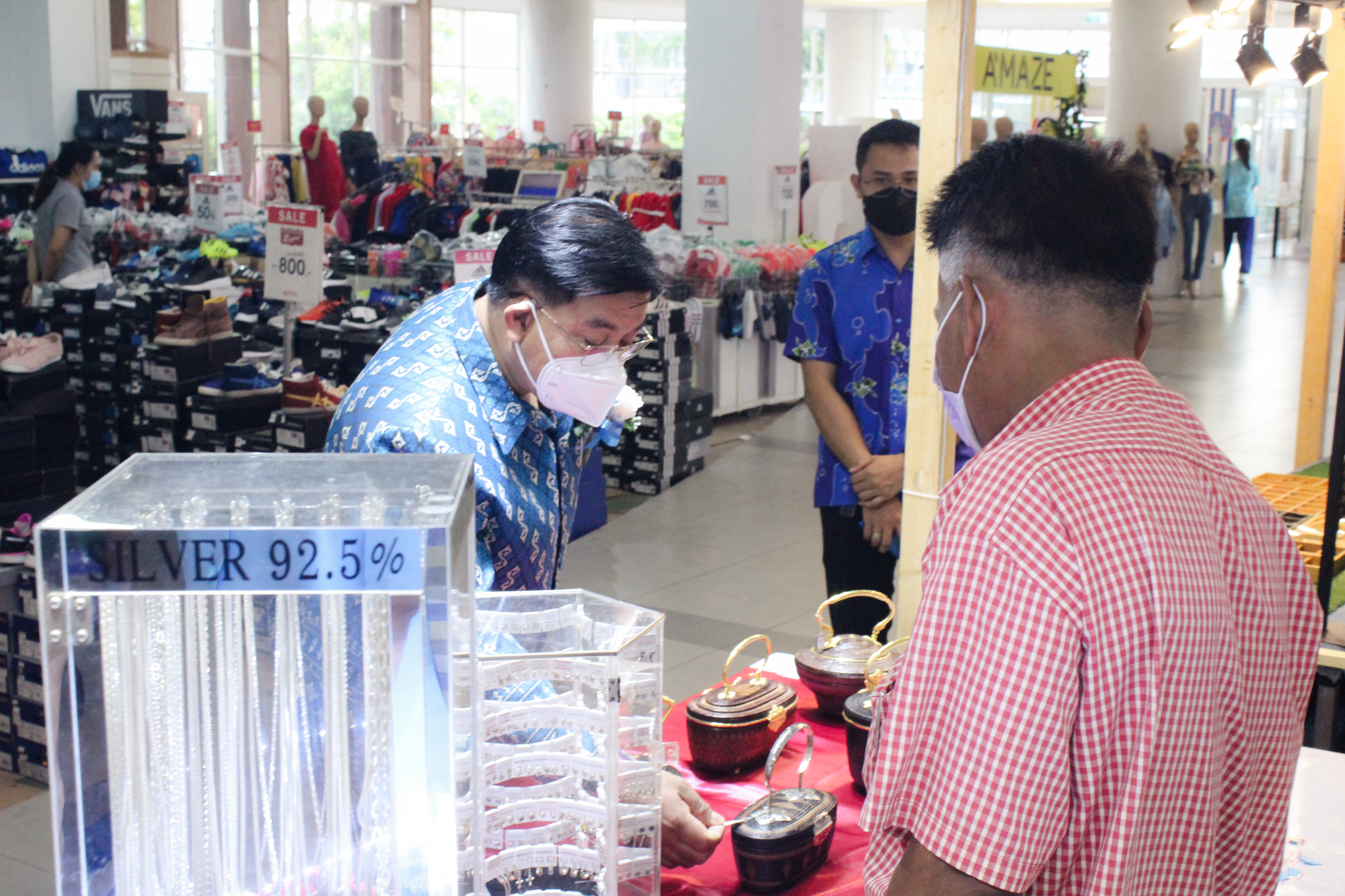 สุราษฎร์ธานี เอาใจสายช้อปปิ้งเกินต้านทาน!! ยกขบวนขนทัพมาอีกแล้วจ้า…กับงาน OTOP SME ศรีวิชัย สร้างรอยยิ้มให้คนไทย ของกิน ของใช้ เสื้อผ้า เพียบ เจอกันได้ที่ ลานโปรโมชั่น ชั้น 1 ศูนย์การค้าสหไทยการ์เด้นฯ