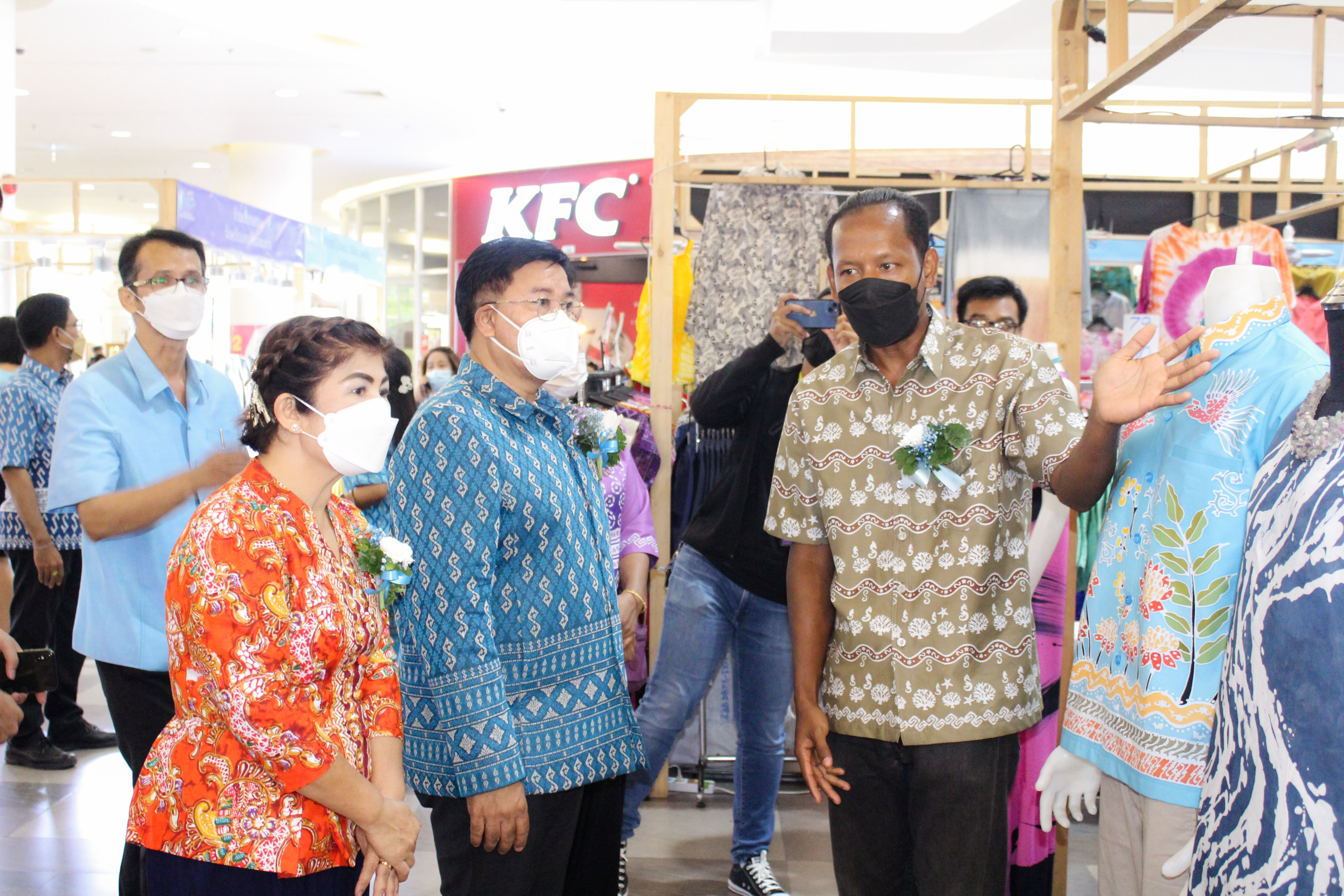 สุราษฎร์ธานี เอาใจสายช้อปปิ้งเกินต้านทาน!! ยกขบวนขนทัพมาอีกแล้วจ้า…กับงาน OTOP SME ศรีวิชัย สร้างรอยยิ้มให้คนไทย ของกิน ของใช้ เสื้อผ้า เพียบ เจอกันได้ที่ ลานโปรโมชั่น ชั้น 1 ศูนย์การค้าสหไทยการ์เด้นฯ