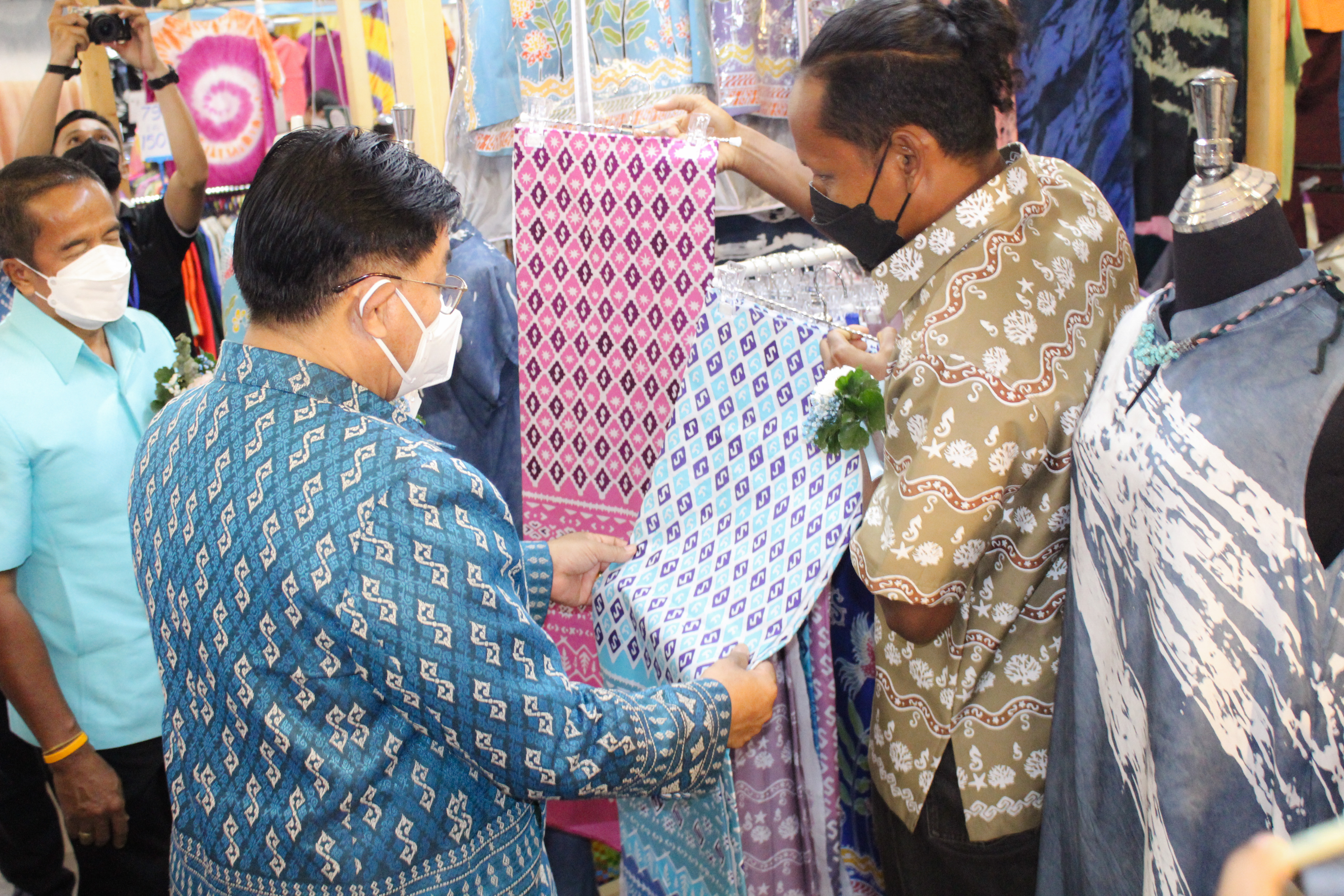 สุราษฎร์ธานี เอาใจสายช้อปปิ้งเกินต้านทาน!! ยกขบวนขนทัพมาอีกแล้วจ้า…กับงาน OTOP SME ศรีวิชัย สร้างรอยยิ้มให้คนไทย ของกิน ของใช้ เสื้อผ้า เพียบ เจอกันได้ที่ ลานโปรโมชั่น ชั้น 1 ศูนย์การค้าสหไทยการ์เด้นฯ