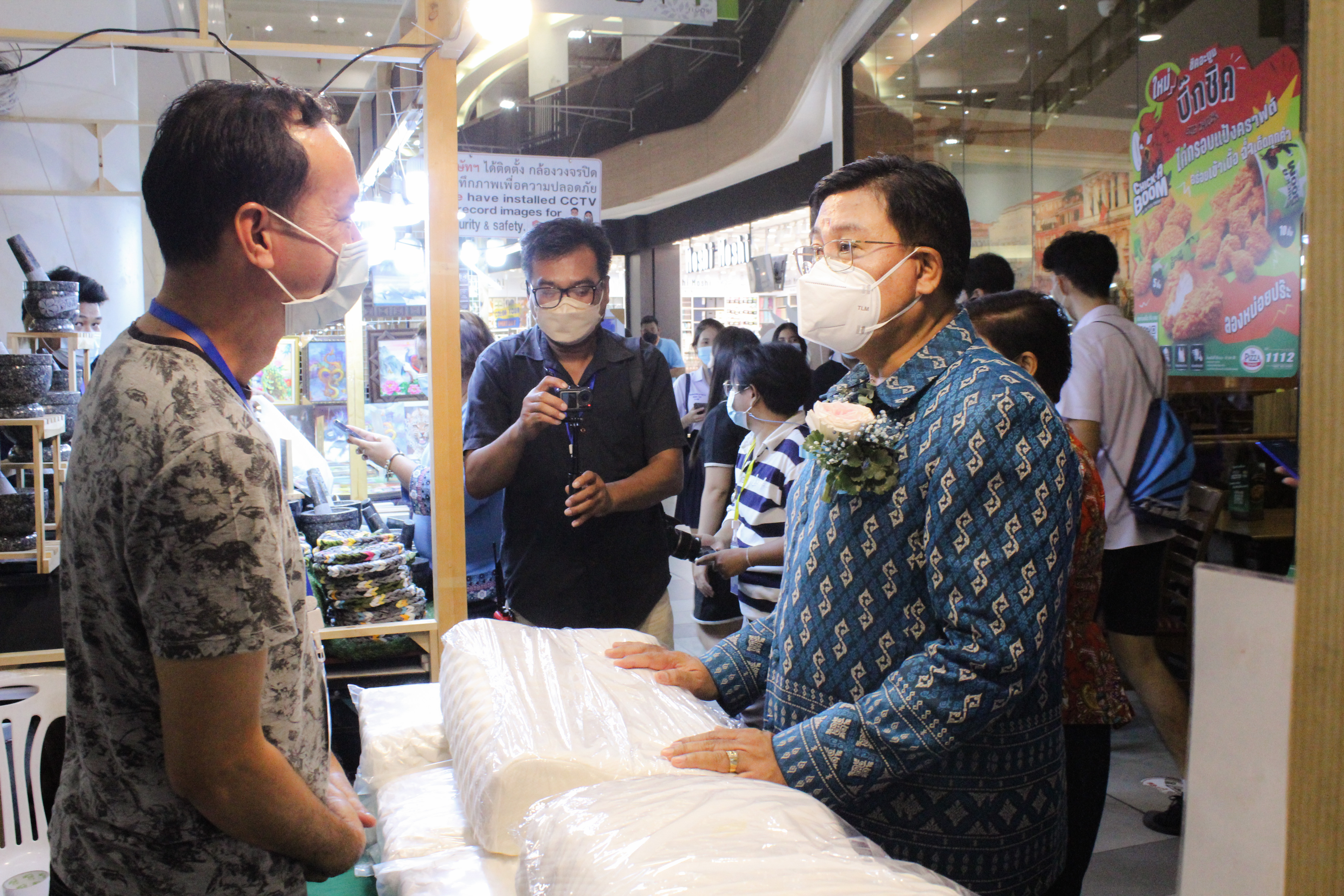 สุราษฎร์ธานี เอาใจสายช้อปปิ้งเกินต้านทาน!! ยกขบวนขนทัพมาอีกแล้วจ้า…กับงาน OTOP SME ศรีวิชัย สร้างรอยยิ้มให้คนไทย ของกิน ของใช้ เสื้อผ้า เพียบ เจอกันได้ที่ ลานโปรโมชั่น ชั้น 1 ศูนย์การค้าสหไทยการ์เด้นฯ