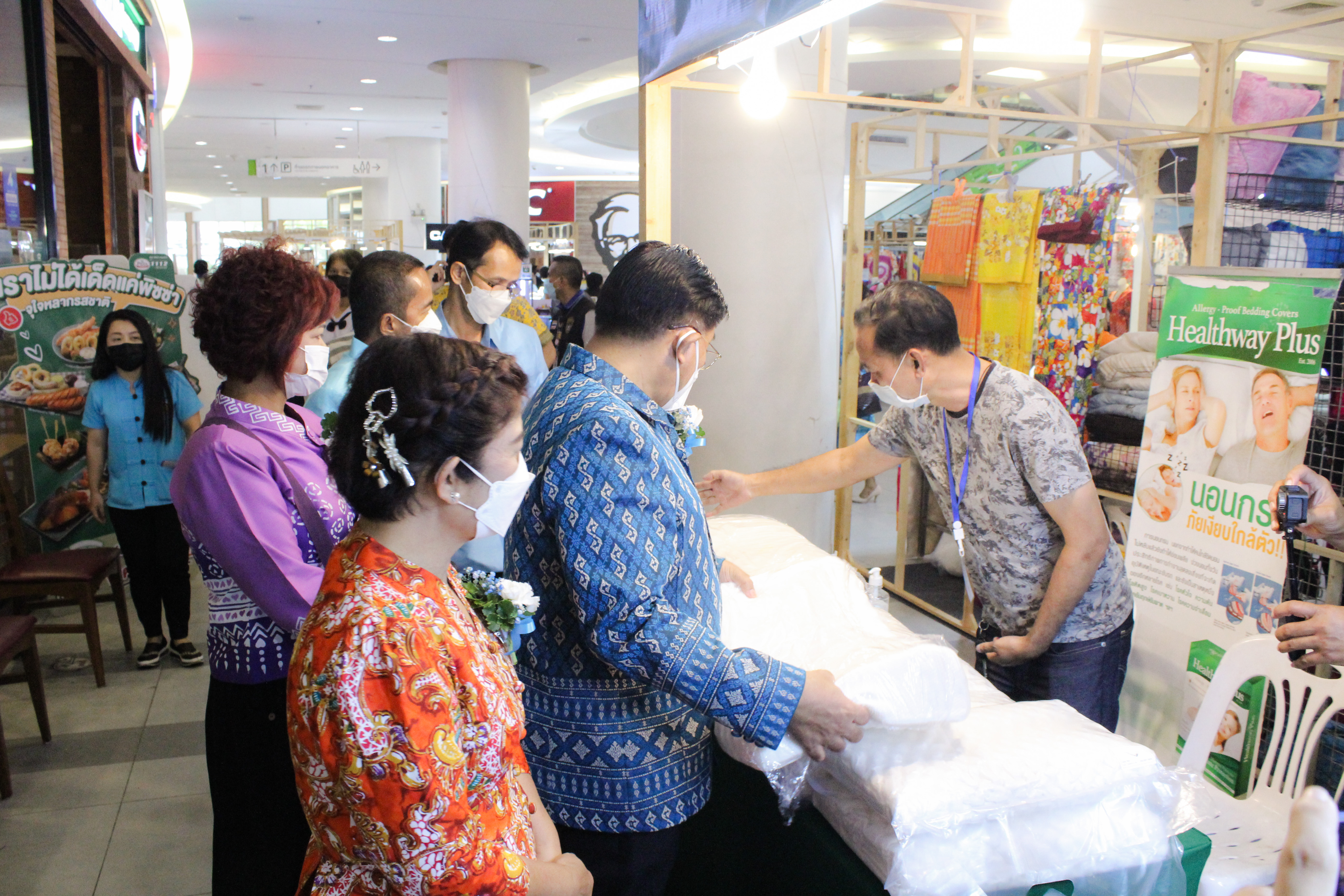 สุราษฎร์ธานี เอาใจสายช้อปปิ้งเกินต้านทาน!! ยกขบวนขนทัพมาอีกแล้วจ้า…กับงาน OTOP SME ศรีวิชัย สร้างรอยยิ้มให้คนไทย ของกิน ของใช้ เสื้อผ้า เพียบ เจอกันได้ที่ ลานโปรโมชั่น ชั้น 1 ศูนย์การค้าสหไทยการ์เด้นฯ