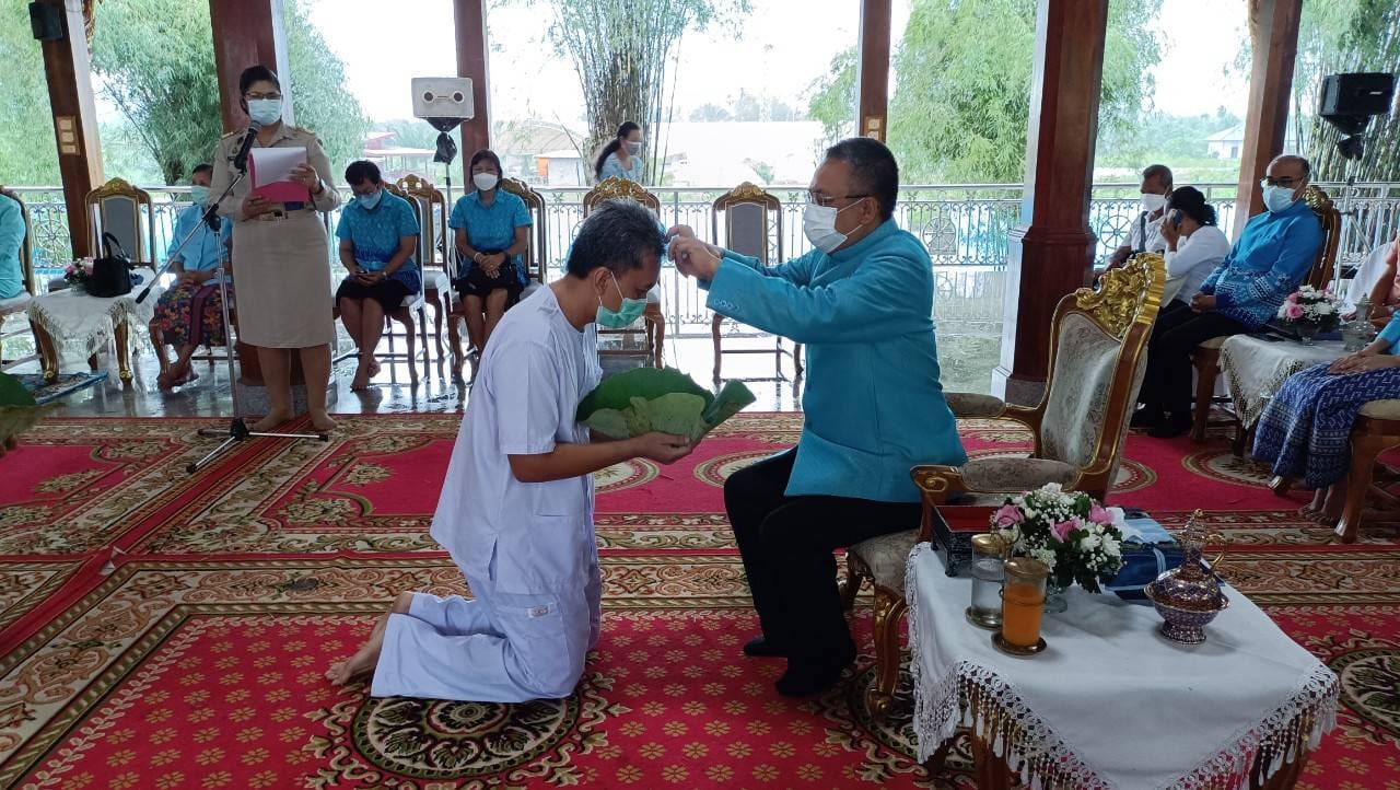 พช.สุราษฎร์ ร่วมพิธีปลงผมในโครงการบรรพชาอุปสมบท 910 รูป เฉลิมพระเกียรติสมเด็จพระนางเจ้าสิริกิติ์ พระบรมราชินีนาถพระบรมราชชนนีพันปีหลวง เนื่องในโอกาสมหามงคลเฉลิมพระชนมพรรษา 90 พรรษา 12 สิงหาคม 2565