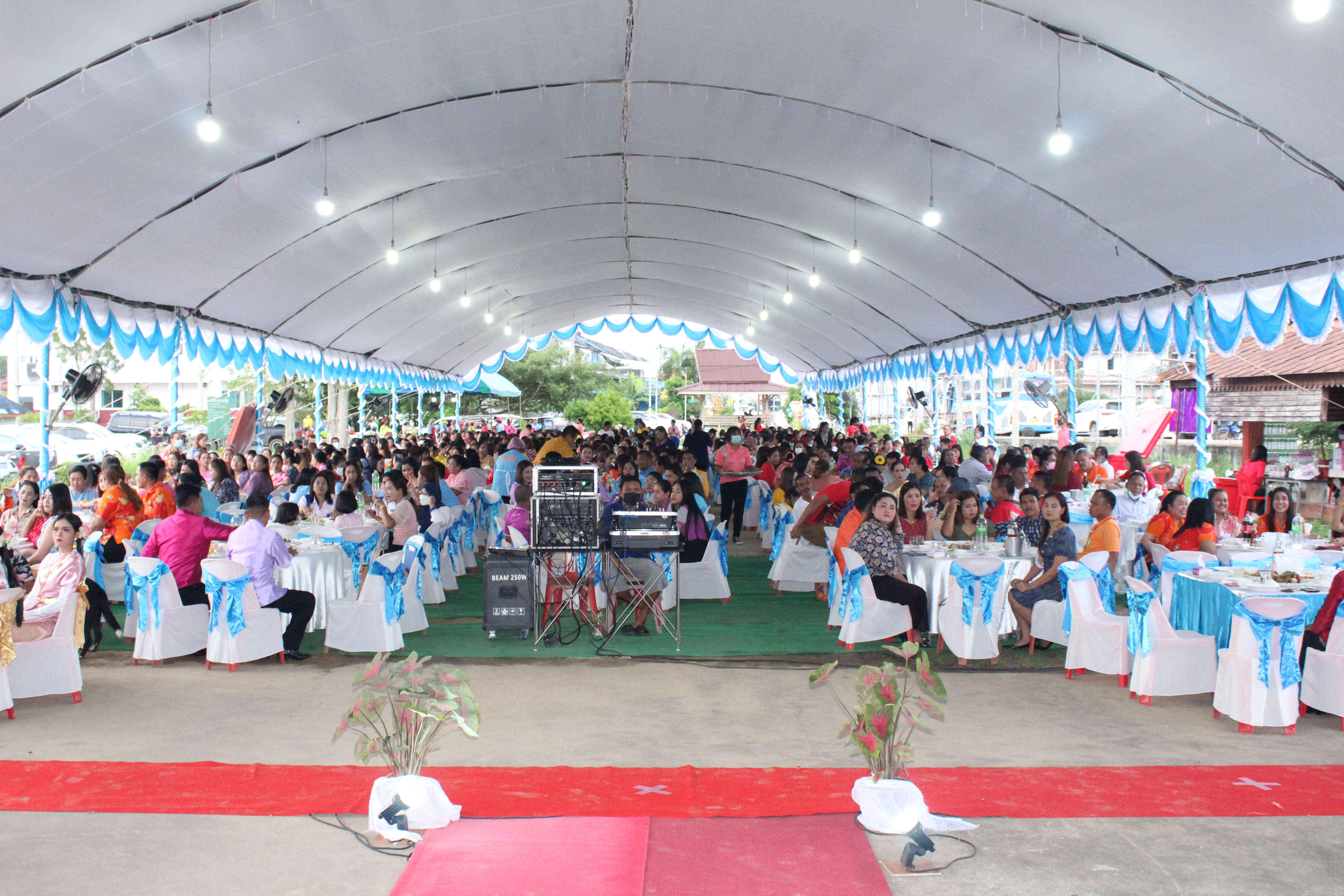อำเภอชัยบุรี จัดงาน “รวมพลังสามัคคี สตรีชัยบุรีหัวใจเดียวกัน” เพื่อระดมเงินสมทบทุนศรัทธามอบให้แก่ ศจพ.อ.ชัยบุรี ขจัดความยากจน..คนชัยบุรี