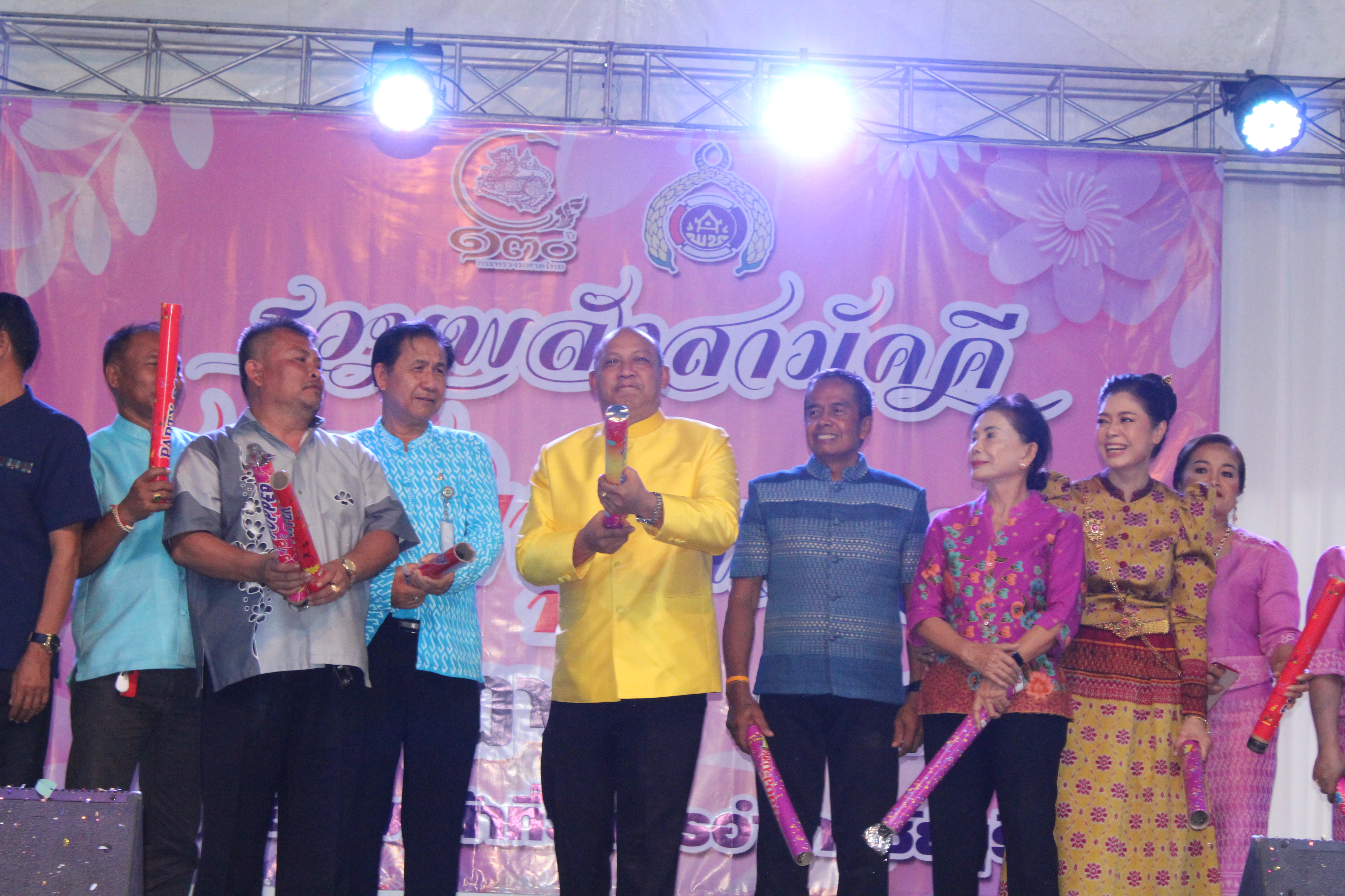 อำเภอชัยบุรี จัดงาน “รวมพลังสามัคคี สตรีชัยบุรีหัวใจเดียวกัน” เพื่อระดมเงินสมทบทุนศรัทธามอบให้แก่ ศจพ.อ.ชัยบุรี ขจัดความยากจน..คนชัยบุรี