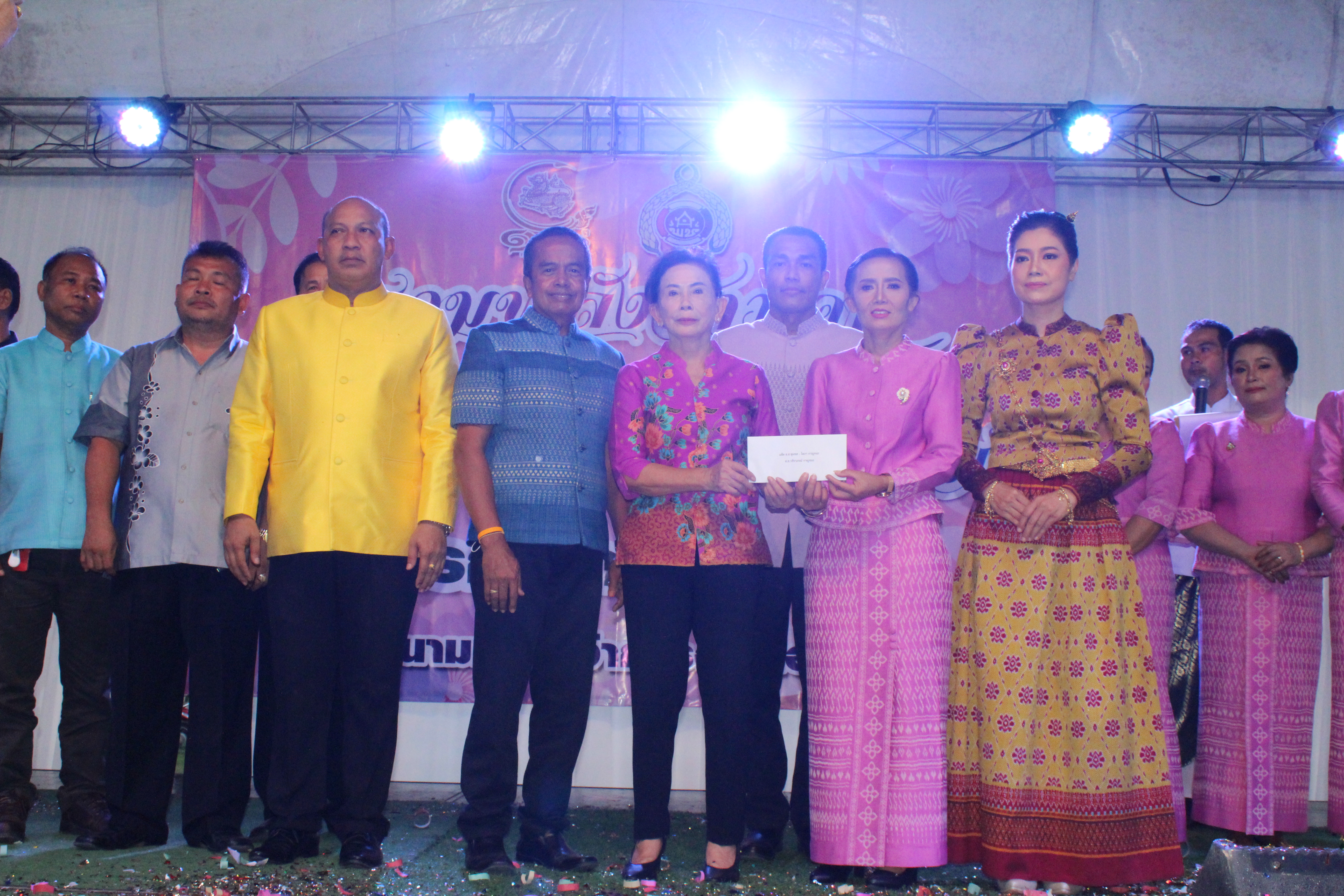 อำเภอชัยบุรี จัดงาน “รวมพลังสามัคคี สตรีชัยบุรีหัวใจเดียวกัน” เพื่อระดมเงินสมทบทุนศรัทธามอบให้แก่ ศจพ.อ.ชัยบุรี ขจัดความยากจน..คนชัยบุรี