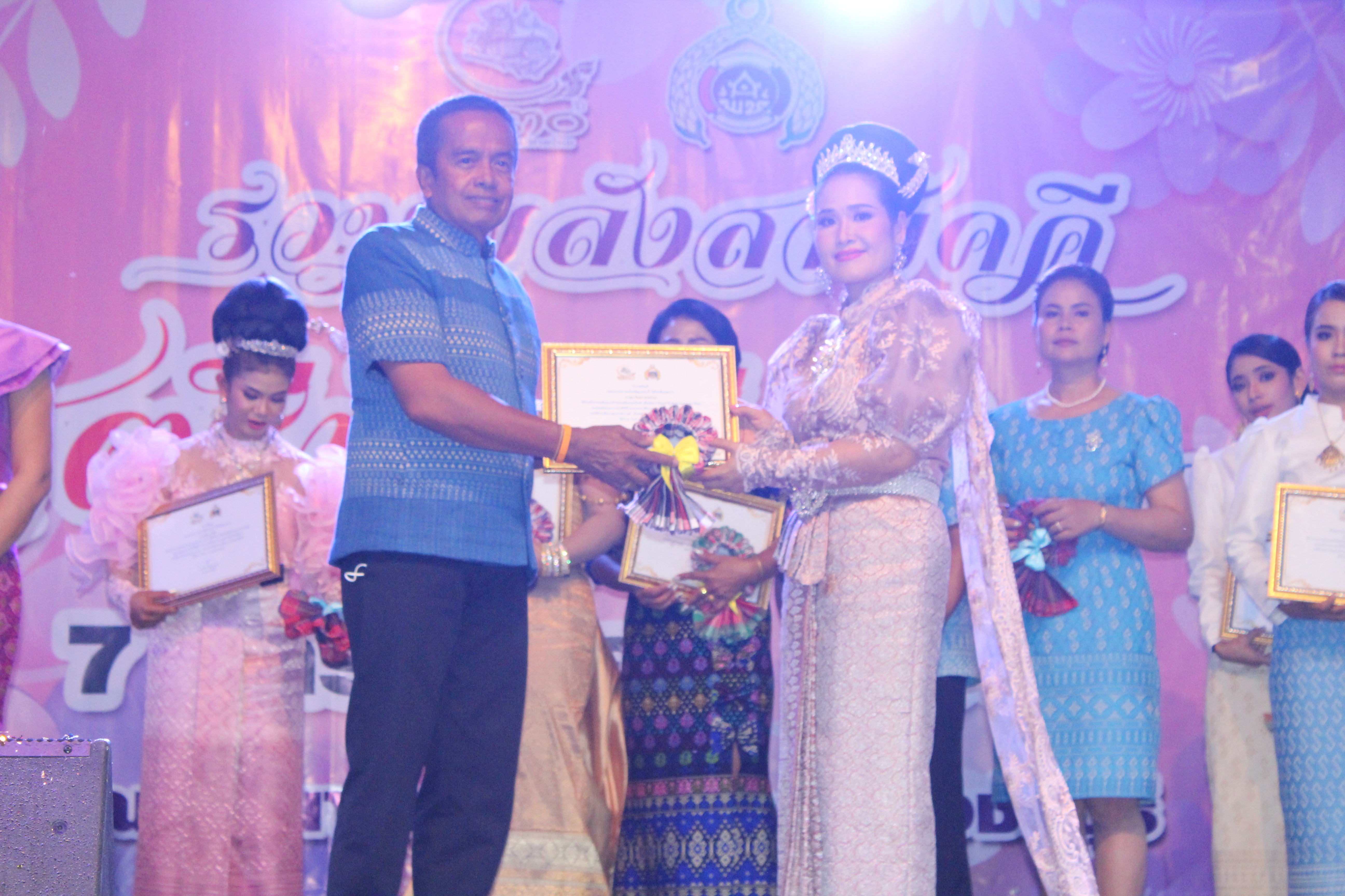 อำเภอชัยบุรี จัดงาน “รวมพลังสามัคคี สตรีชัยบุรีหัวใจเดียวกัน” เพื่อระดมเงินสมทบทุนศรัทธามอบให้แก่ ศจพ.อ.ชัยบุรี ขจัดความยากจน..คนชัยบุรี