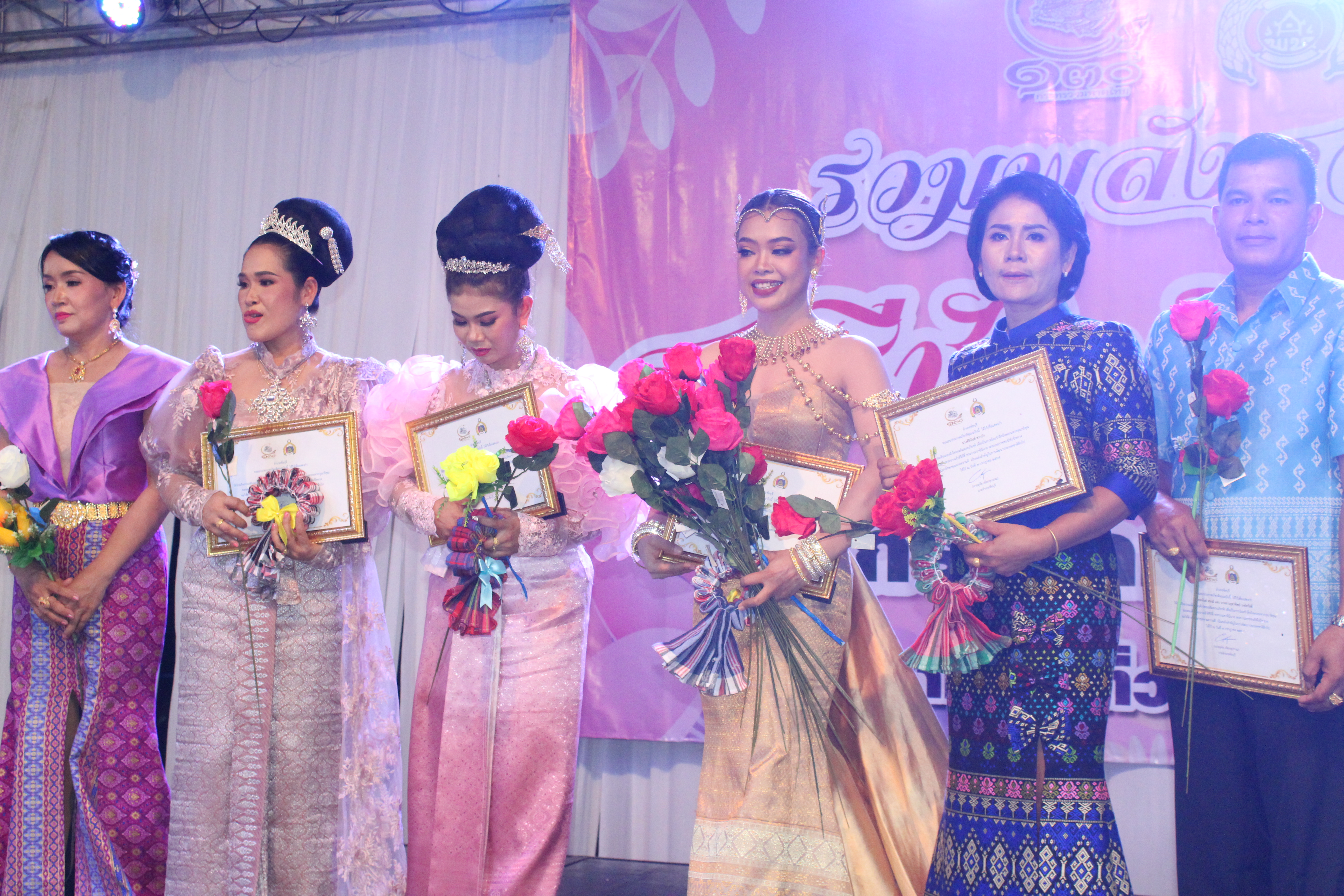 อำเภอชัยบุรี จัดงาน “รวมพลังสามัคคี สตรีชัยบุรีหัวใจเดียวกัน” เพื่อระดมเงินสมทบทุนศรัทธามอบให้แก่ ศจพ.อ.ชัยบุรี ขจัดความยากจน..คนชัยบุรี